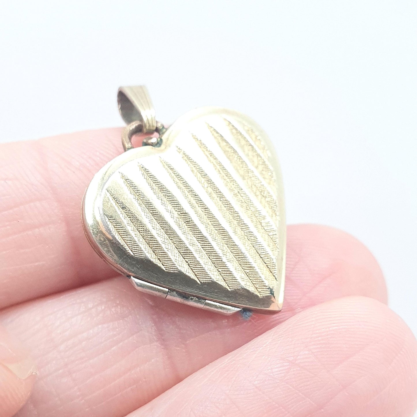 Vintage Rolled Gold Heart Locket Gold Filled Necklace Pendant Engraved Picture Photo Cute Gift Womens Ladies Retro Jewelry Jewellery