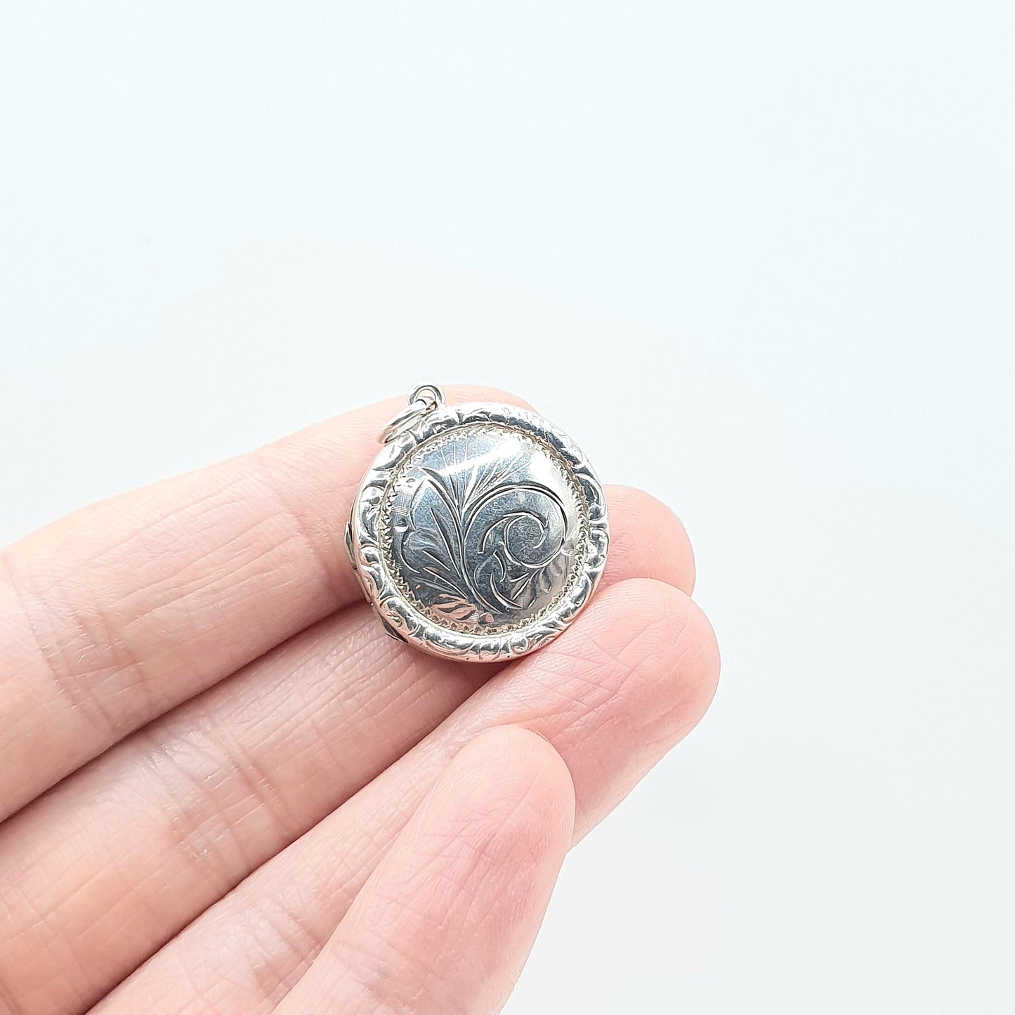 Vintage Sterling Silver Round Locket Chased Border Circle Picture Pendant Necklace Scroll Engraving Ladies Womens Jewelry Jewellery Mens