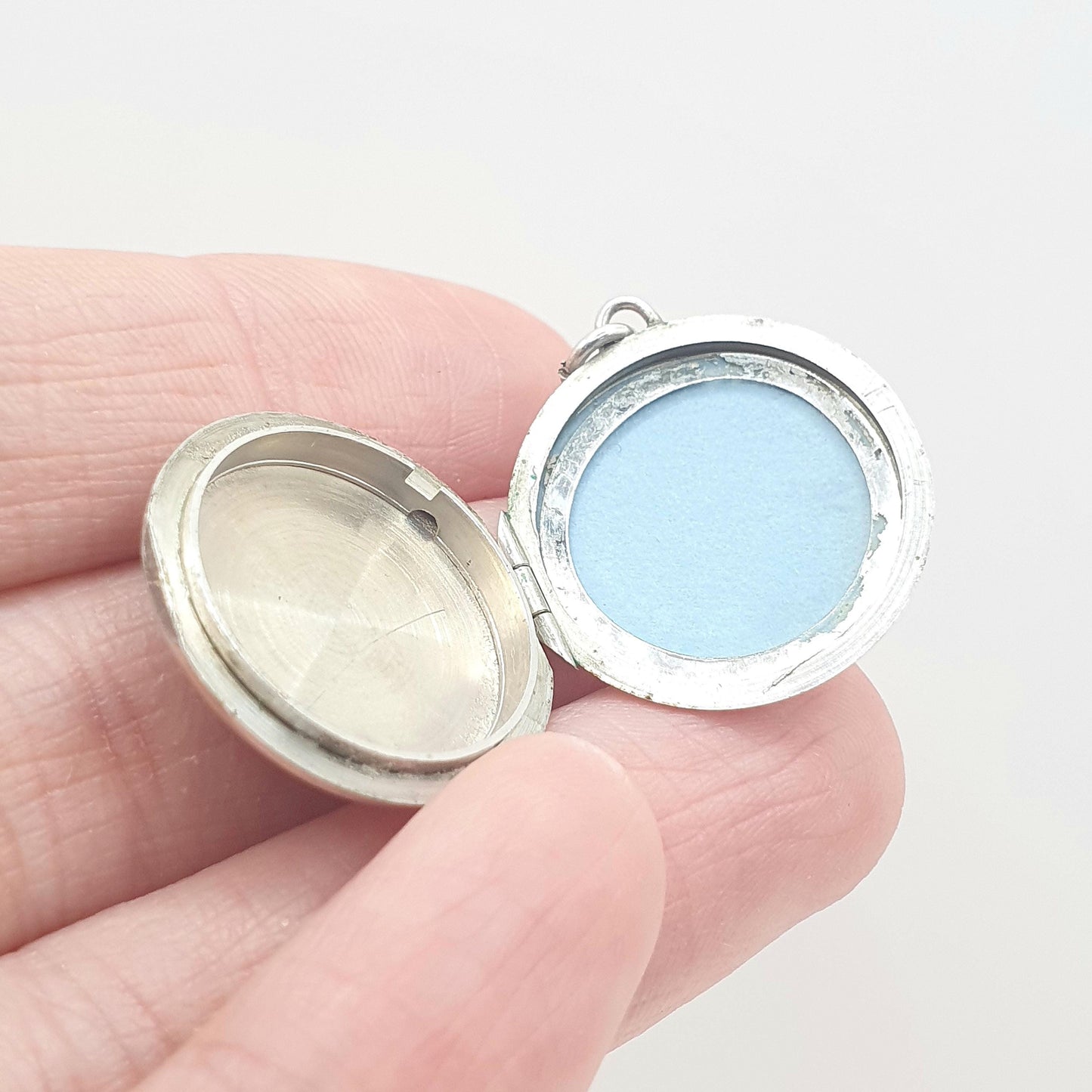 Vintage Sterling Silver Round Locket Circle Engraved Picture Photo 1977 Pendant Necklace Ladies Womens Jewelry Jewellery Mens