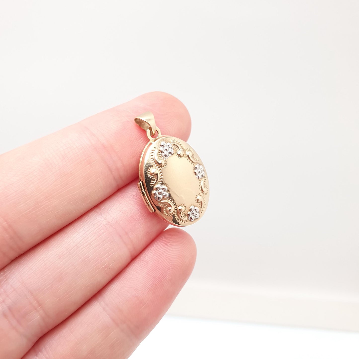 Vintage Solid 9ct 9k Gold Locket Oval All 375 9 Carat Gold Flower Embossed Necklace Photo Picture Pendant