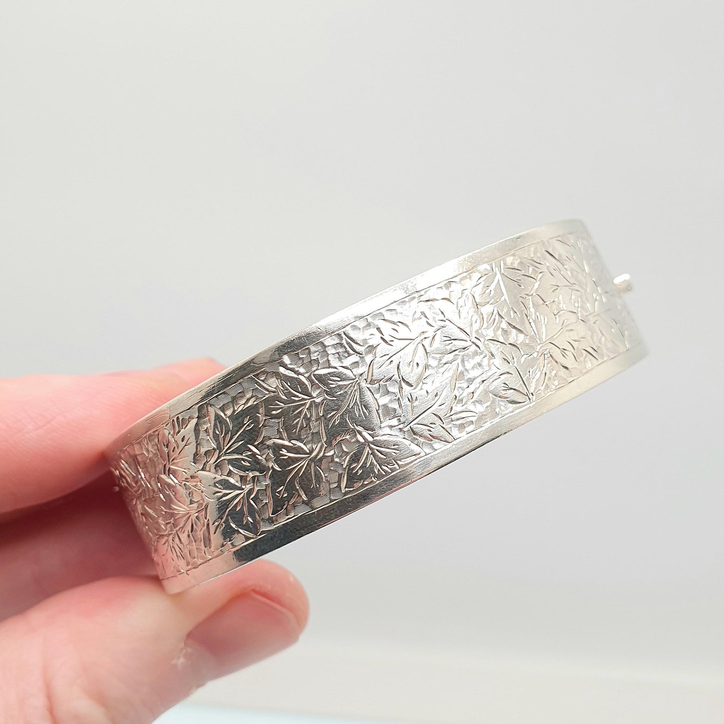 Antique Victorian Sterling Silver Snap Bracelet Bangle Leaf Hand Engraved Pattern 21.94g Vintage Womens Jewelry Jewellery