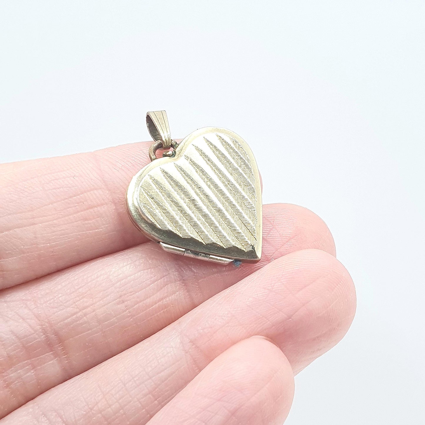Vintage Rolled Gold Heart Locket Gold Filled Necklace Pendant Engraved Picture Photo Cute Gift Womens Ladies Retro Jewelry Jewellery