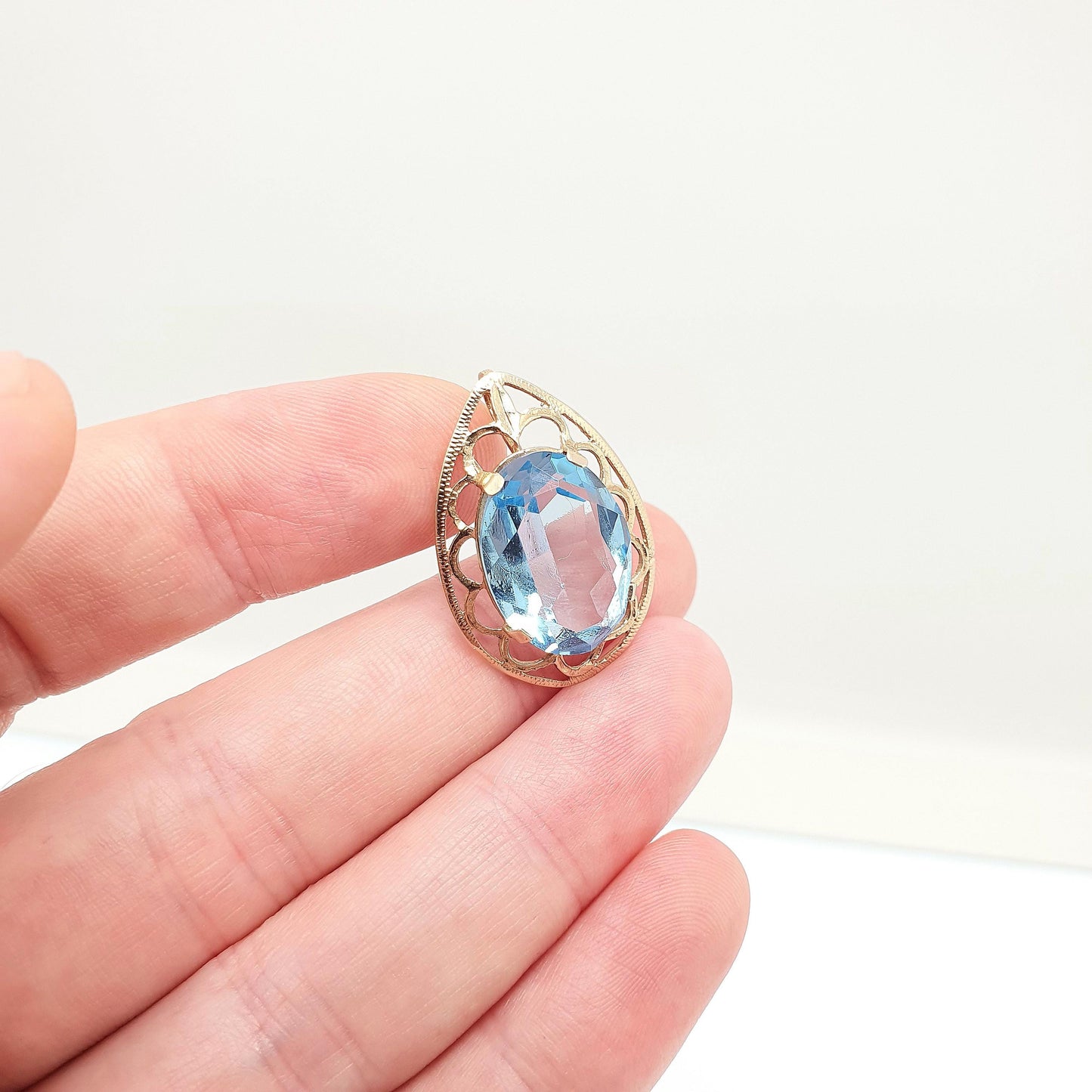 Vintage 9k 9ct Gold Aquamarine Crystal Necklace Pendant Oval Cut Solid 375 Gemstone Cute Sky Blue Retro Womens Ladies Jewelry Jewellery