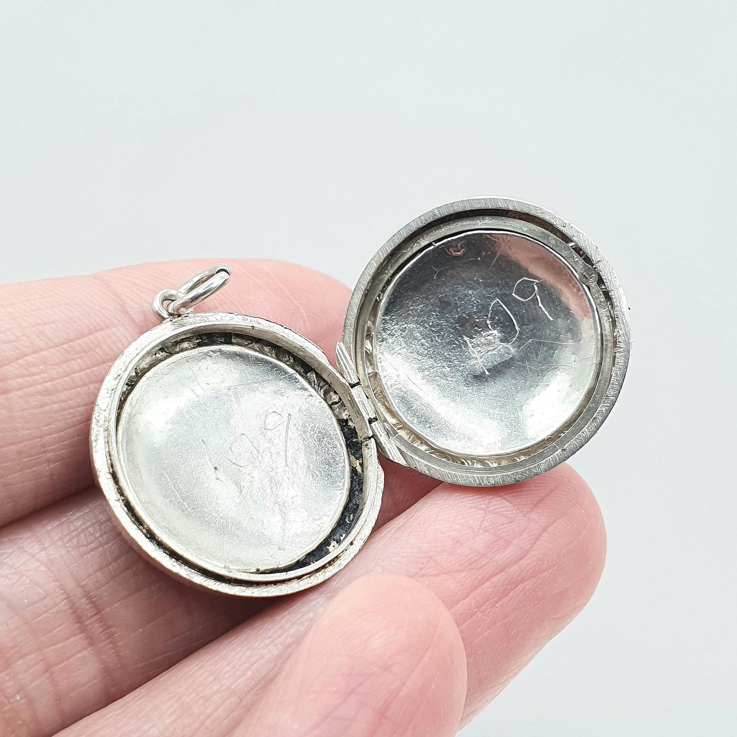 Vintage Sterling Silver Round Locket Chased Border Circle Picture Pendant Necklace Scroll Engraving Ladies Womens Jewelry Jewellery Mens