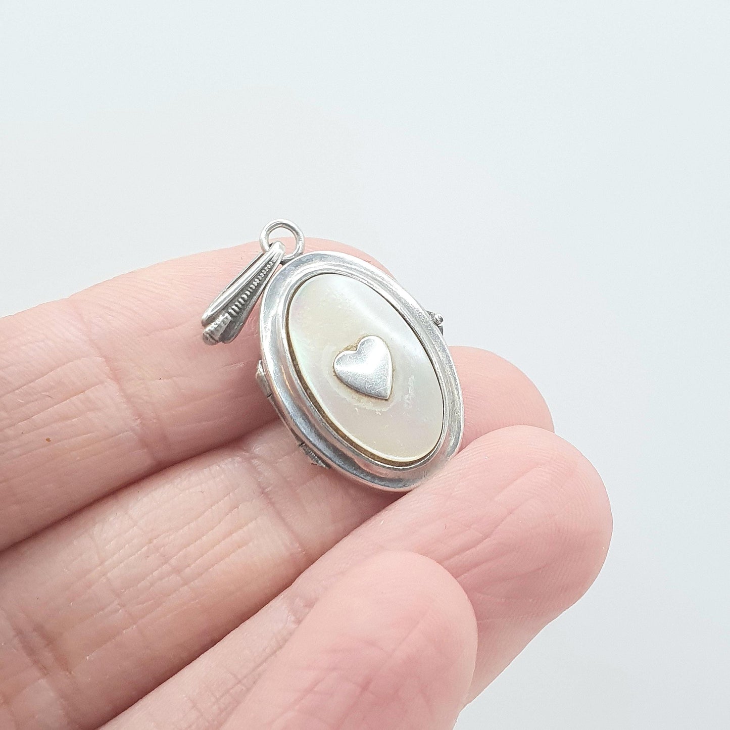 Vintage Solid Silver Mother of Pearl Locket Heart Centre White Shell Keepsake Photo Cute Sweetheart Ladies Womens Jewelry Jewellery