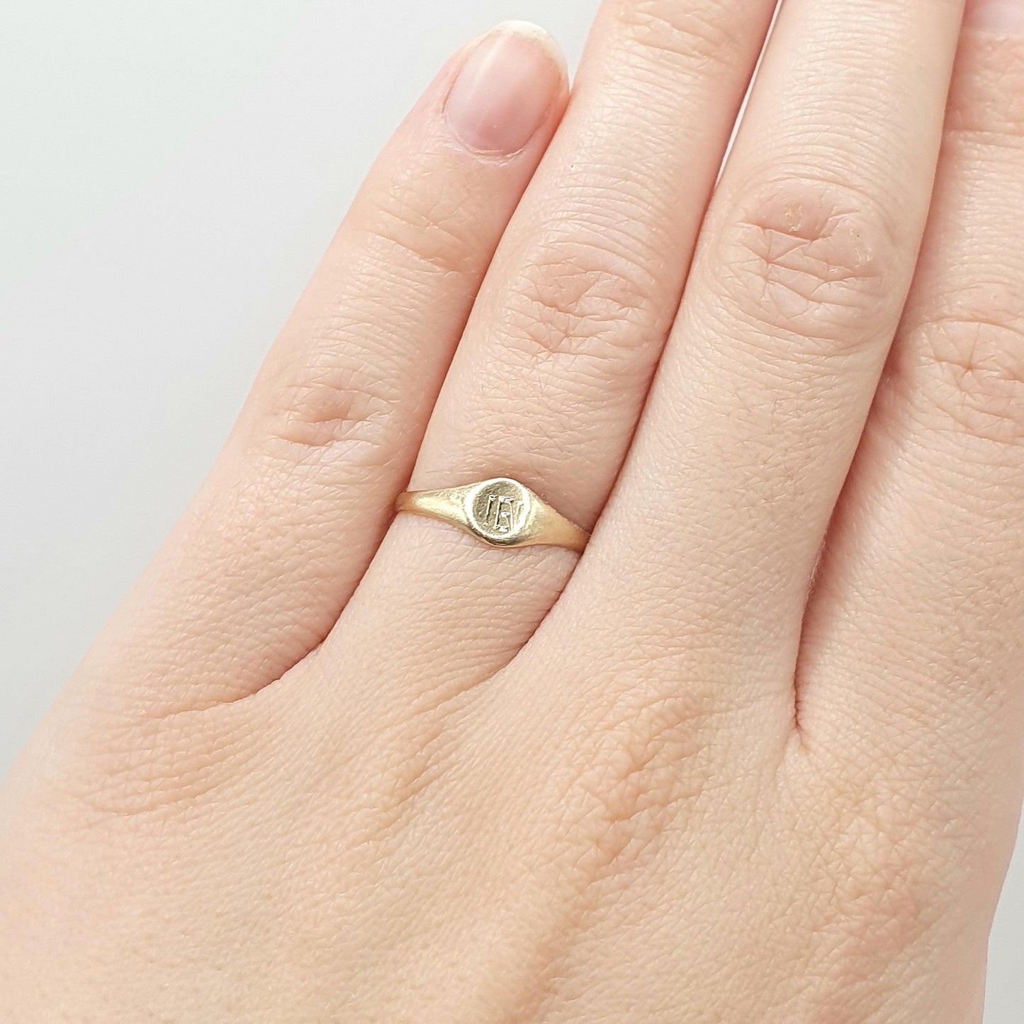 Antique 9ct Gold Signet Ring Initials IEI on Face Round Cute Keepsake Gift Small Vintage UK K US 5.25 Womens Jewelry Jewellery