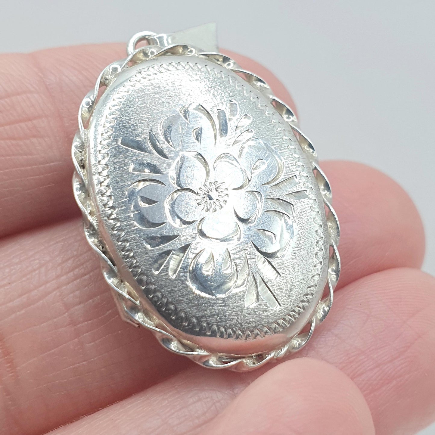 Vintage Sterling Silver Locket Rope Border Flower Hand Engraved Cute Oval Pendant Necklace Keepsake Jewelry Vintage Jewellery