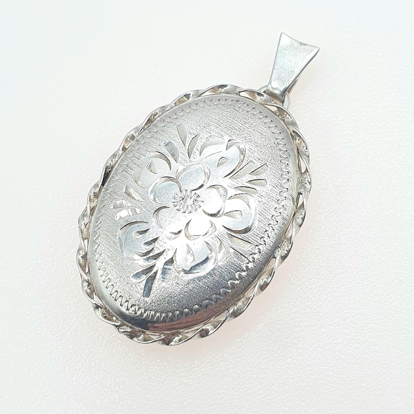 Vintage Sterling Silver Locket Rope Border Flower Hand Engraved Cute Oval Pendant Necklace Keepsake Jewelry Vintage Jewellery