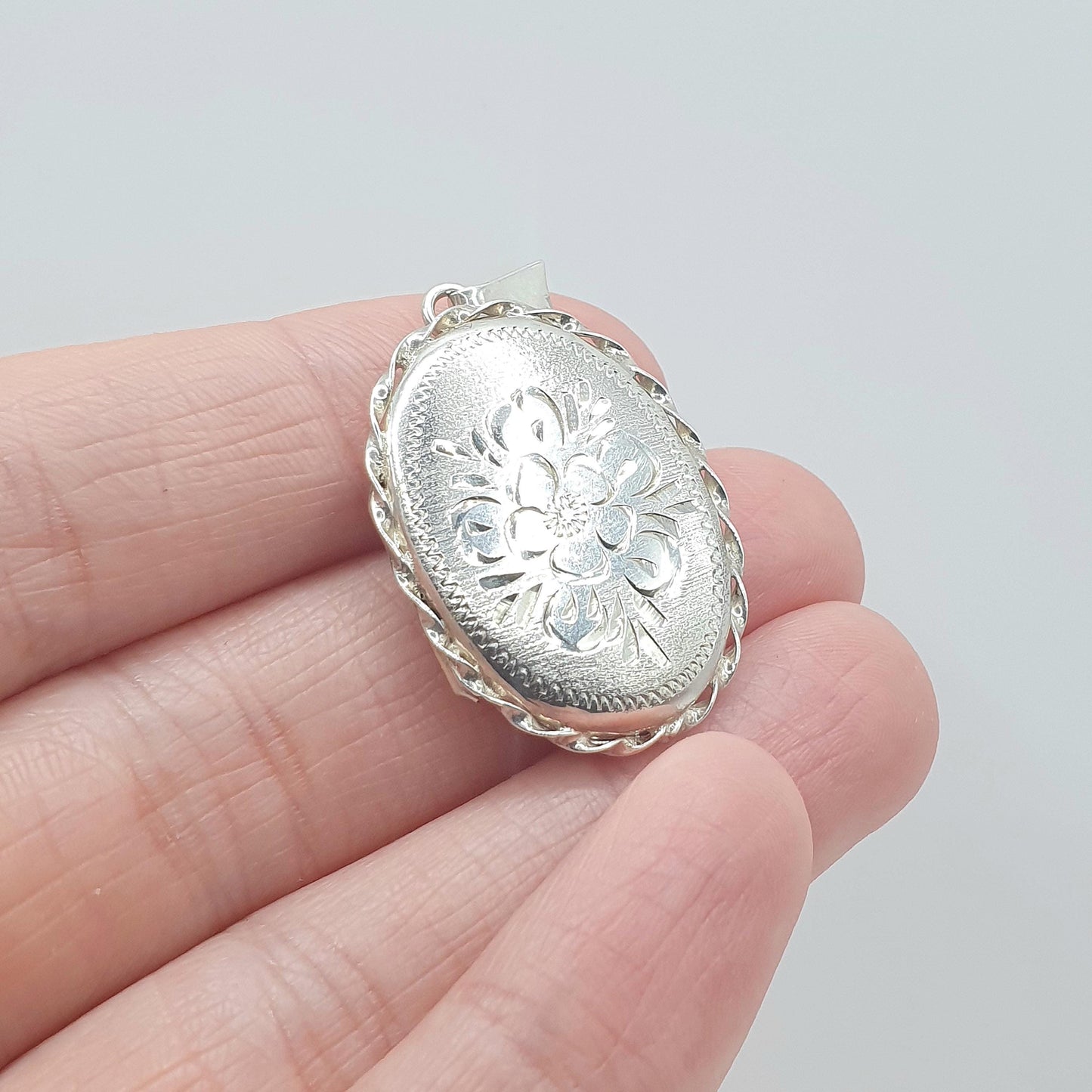 Vintage Sterling Silver Locket Rope Border Flower Hand Engraved Cute Oval Pendant Necklace Keepsake Jewelry Vintage Jewellery