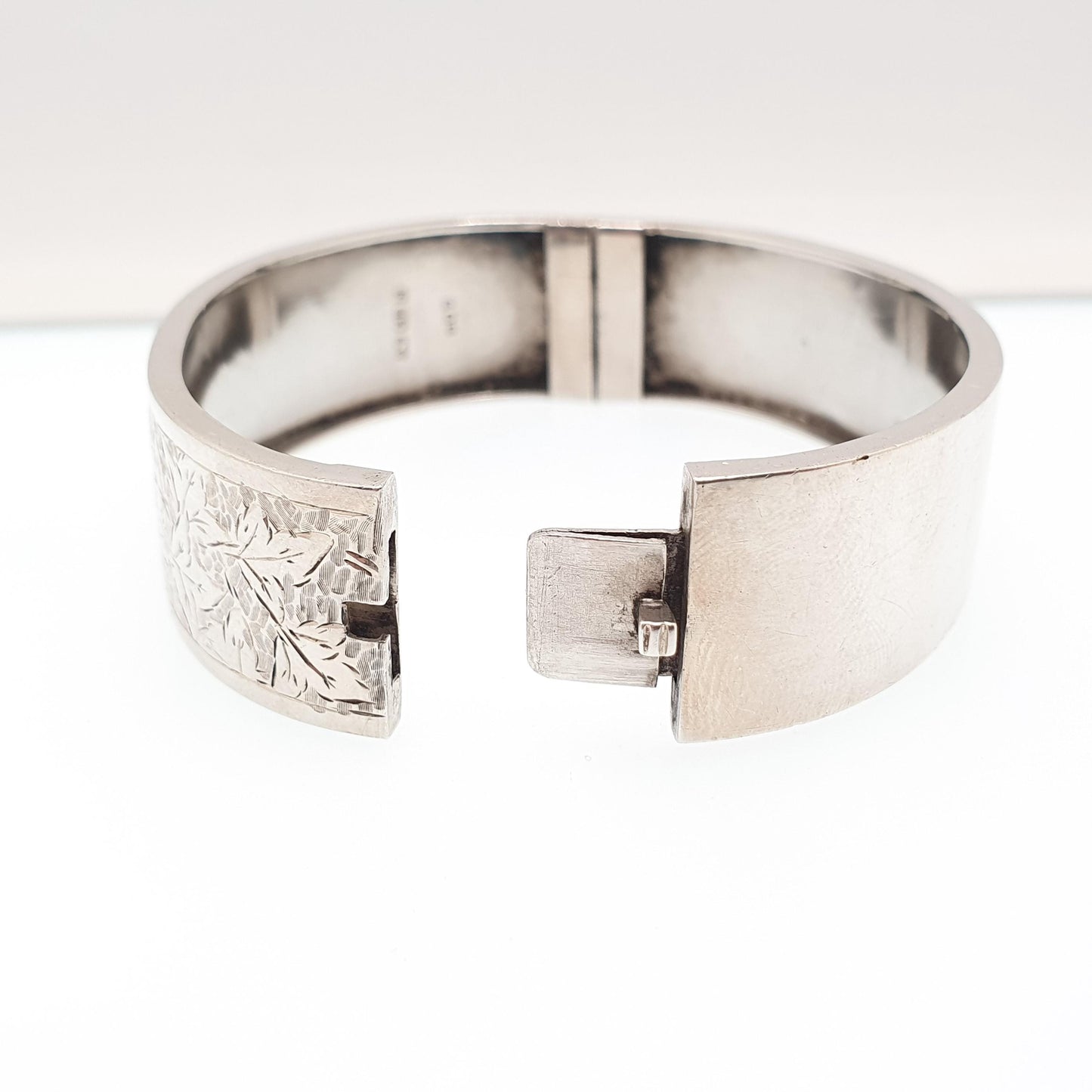 Antique Victorian Sterling Silver Snap Bracelet Bangle Leaf Hand Engraved Pattern 21.94g Vintage Womens Jewelry Jewellery