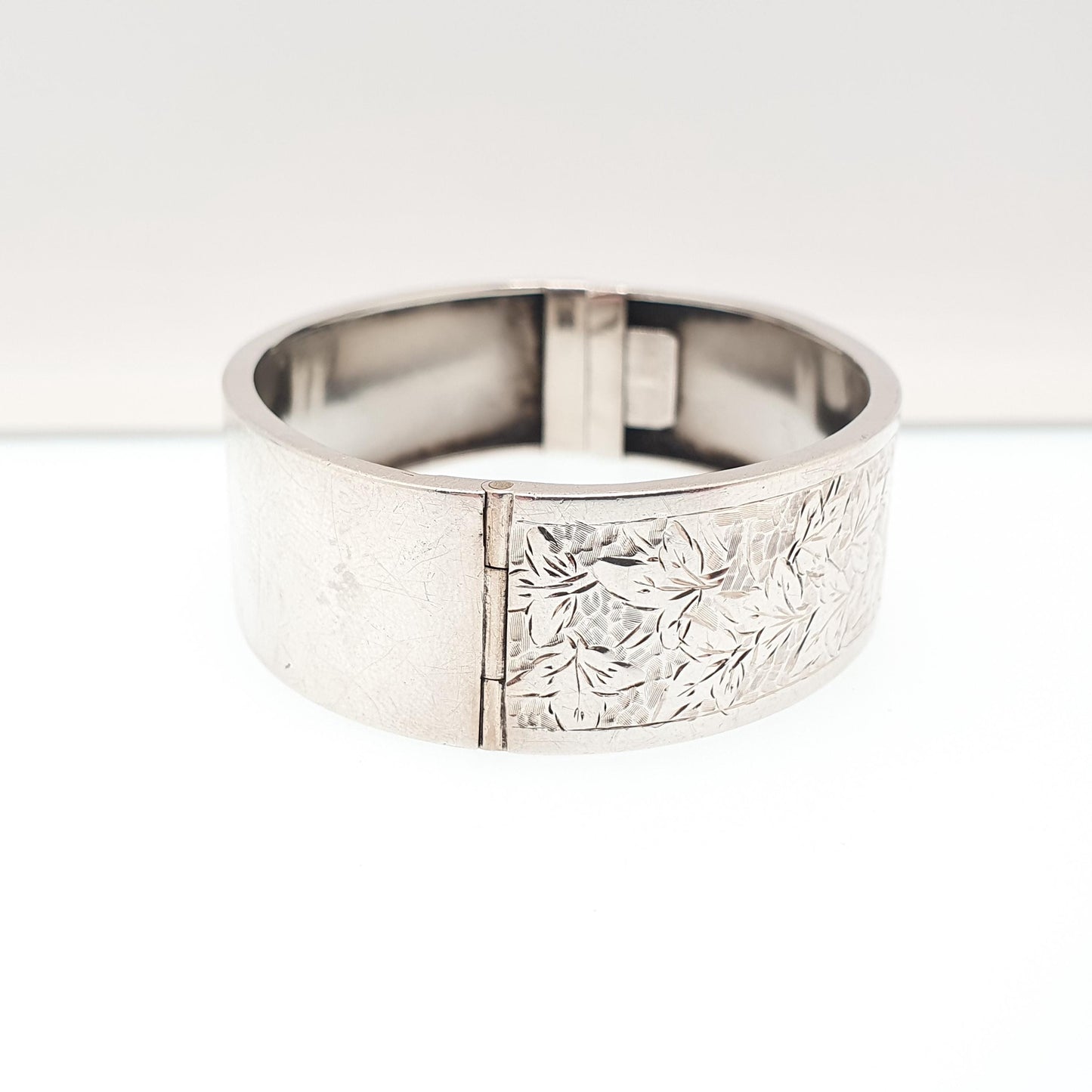 Antique Victorian Sterling Silver Snap Bracelet Bangle Leaf Hand Engraved Pattern 21.94g Vintage Womens Jewelry Jewellery