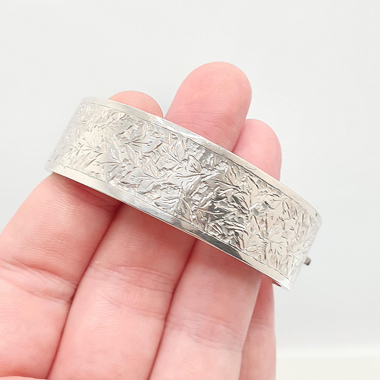 Antique Victorian Sterling Silver Snap Bracelet Bangle Leaf Hand Engraved Pattern 21.94g Vintage Womens Jewelry Jewellery