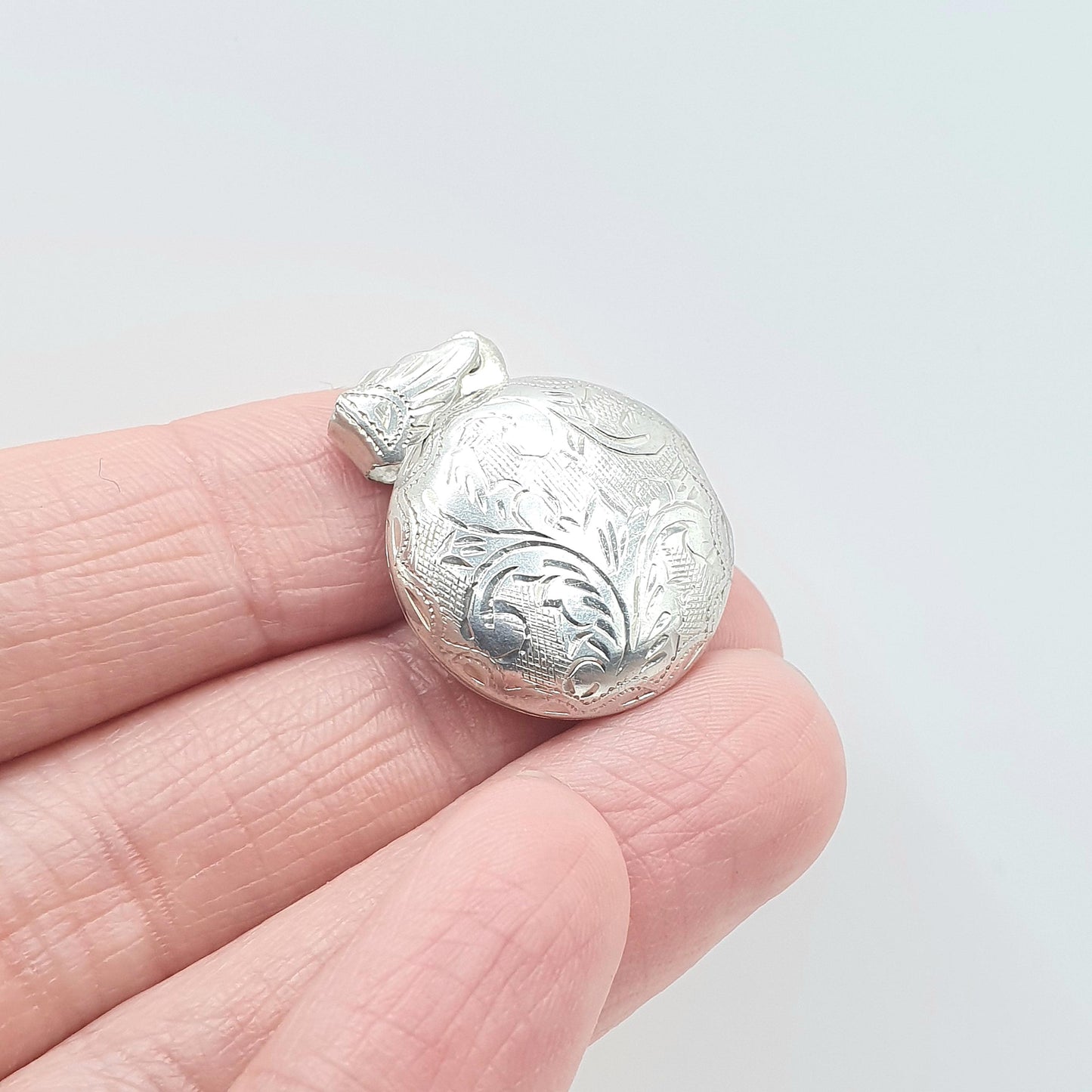 Vintage Sterling Silver Round Locket Engraved Both Sides Photo Pendant Necklace Keepsake Womens Jewelry Jewellery Unisex Mens