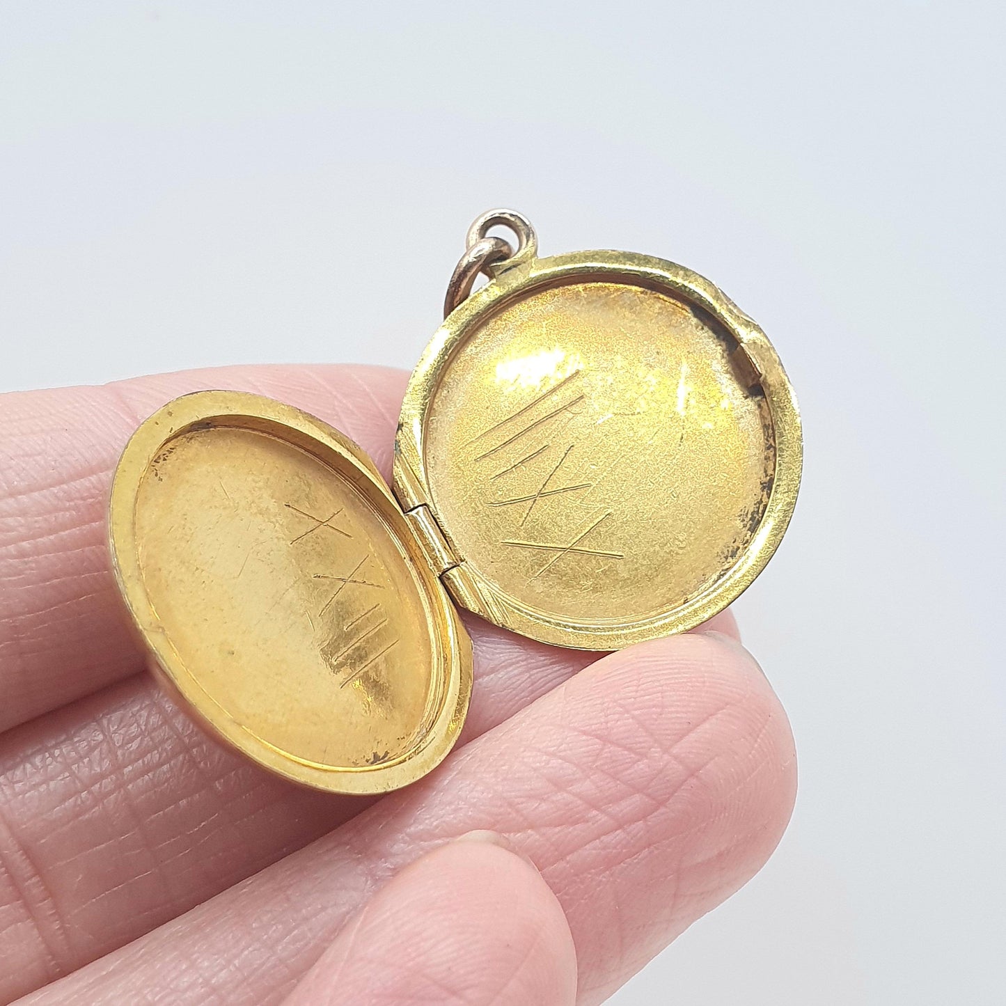 Antique Victorian Rolled Rose Gold Locket Round Pendant Necklace Photo Keepsake Vintage Jewelry Jewellery Unisex Women’s Men’s