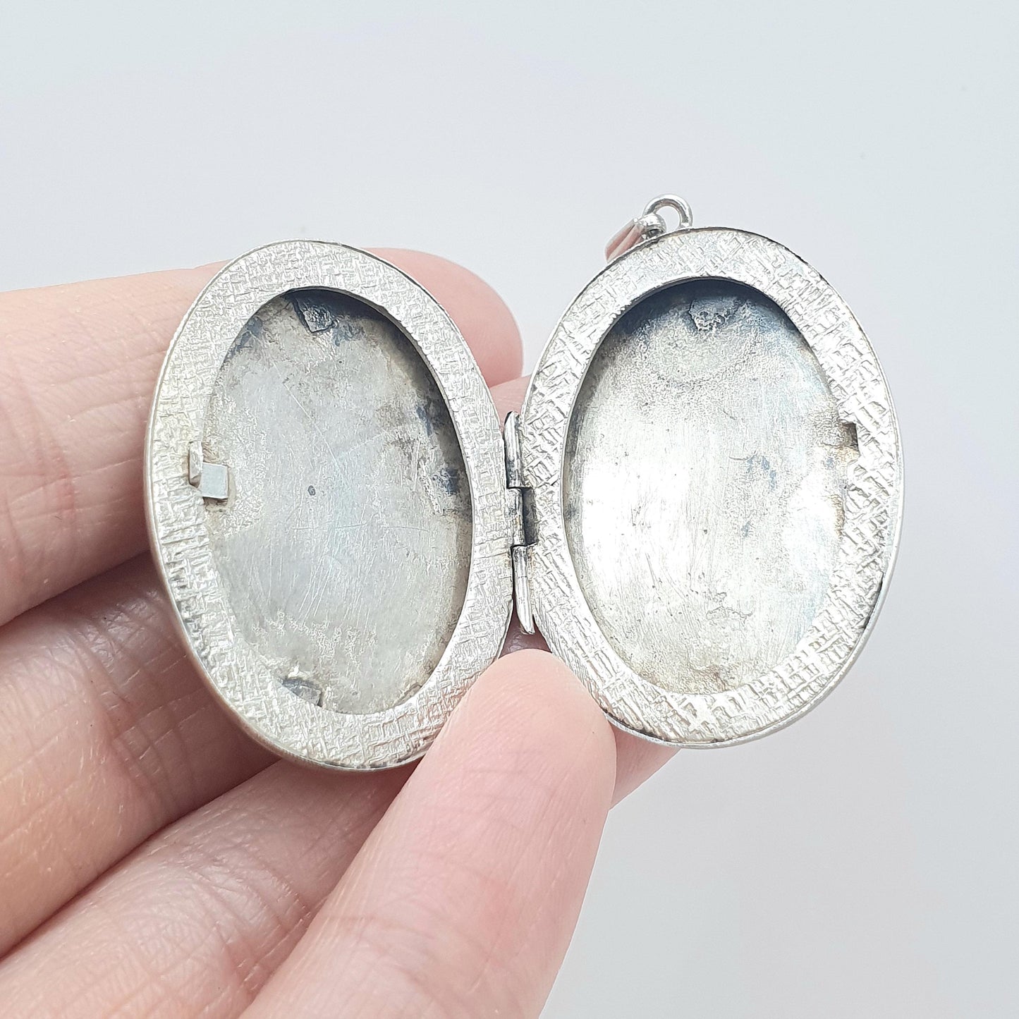 Vintage Sterling Silver Locket Oval Shape Engraved Front Large Necklace Pendant Jewelry Solid 925 Womens Photo Gift Jewellery