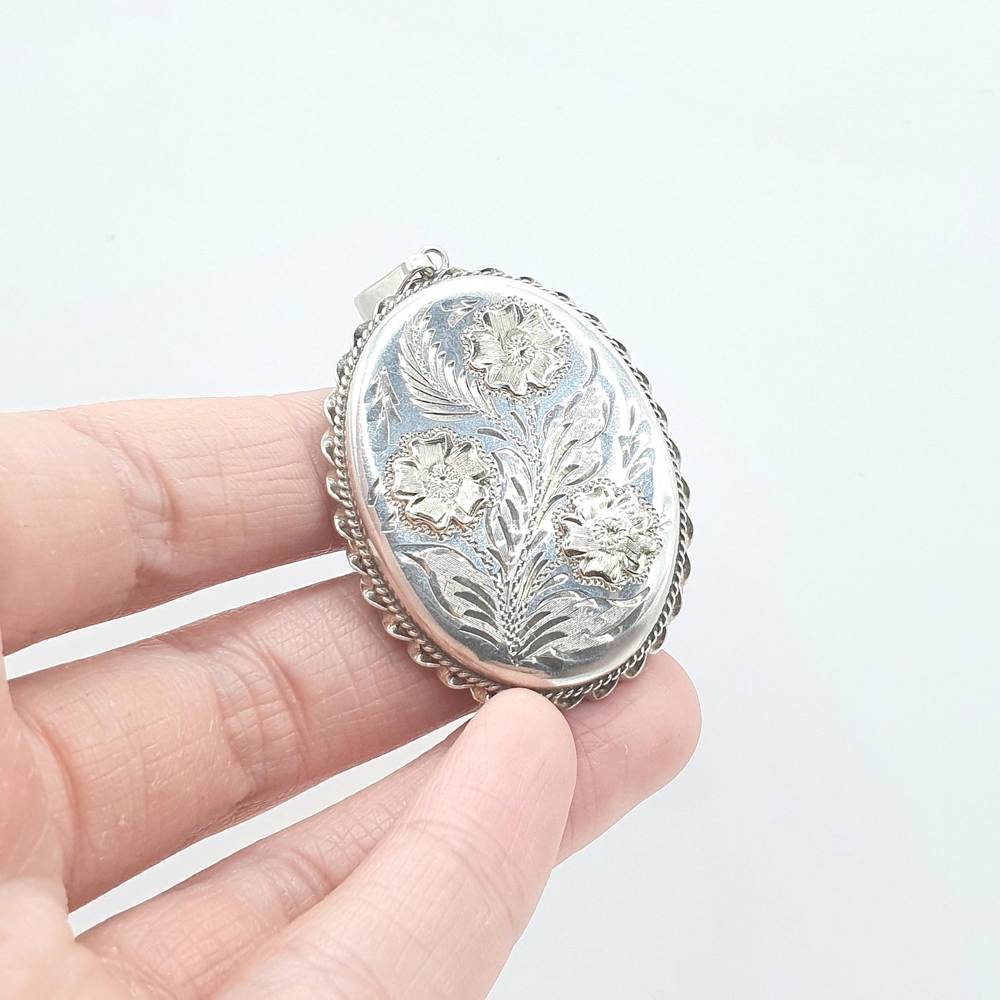Vintage Sterling Silver Large Oval Locket Gold Highlight Flowers Rope Border Keepsake Gift Pendant Necklace Womens Unisex Jewelry Jewellery