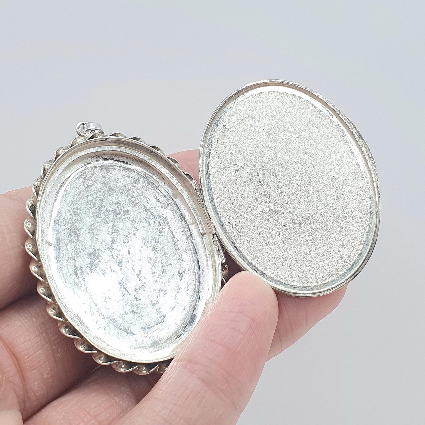 Vintage Sterling Silver Large Oval Locket Gold Highlight Flowers Rope Border Keepsake Gift Pendant Necklace Womens Unisex Jewelry Jewellery