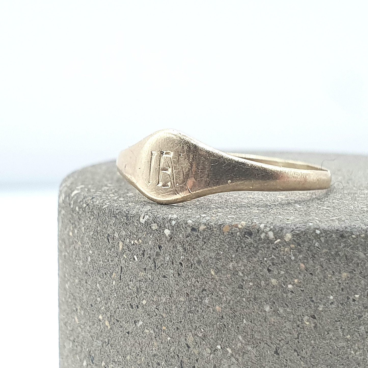 Antique 9ct Gold Signet Ring Initials IEI on Face Round Cute Keepsake Gift Small Vintage UK K US 5.25 Womens Jewelry Jewellery