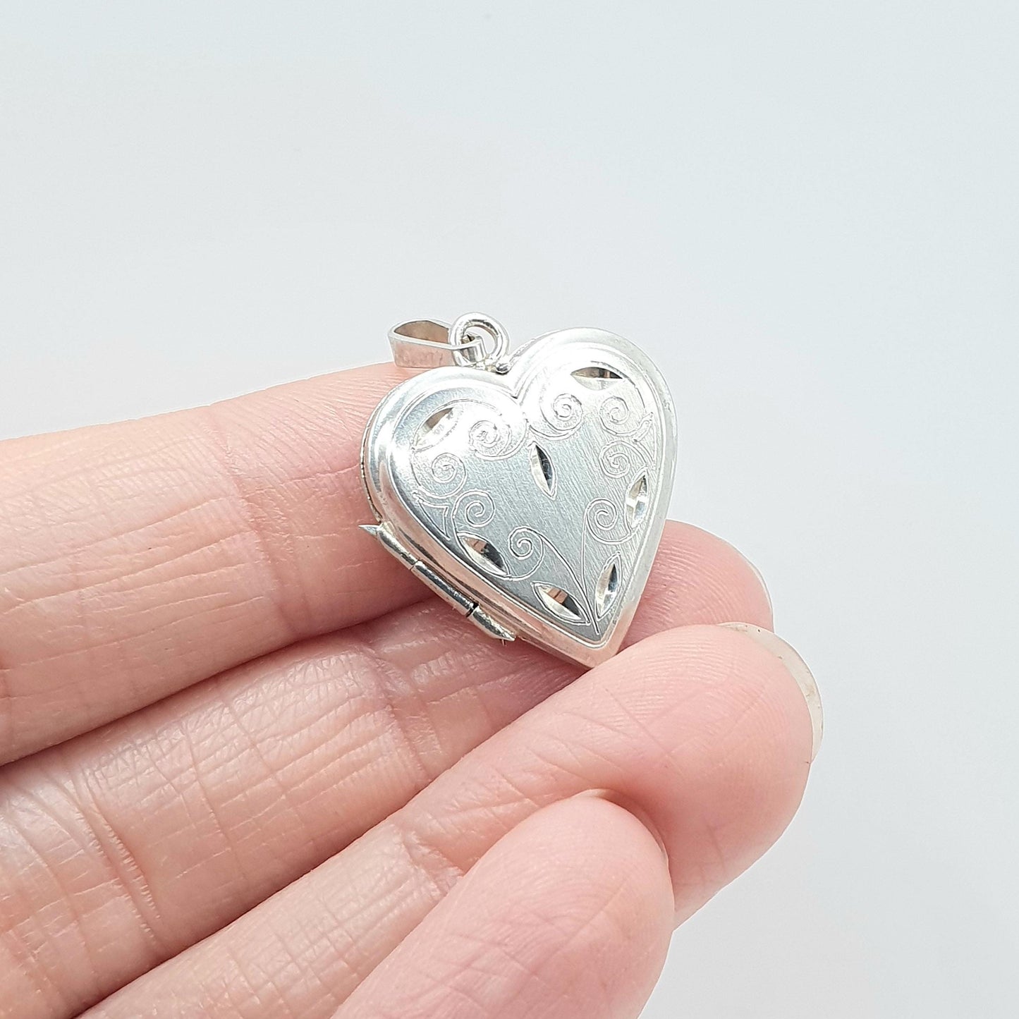 Vintage Sterling Silver Heart Locket Scroll Pattern Cute Picture Photo Pendant Necklace Womens Ladies Jewelry Jewellery