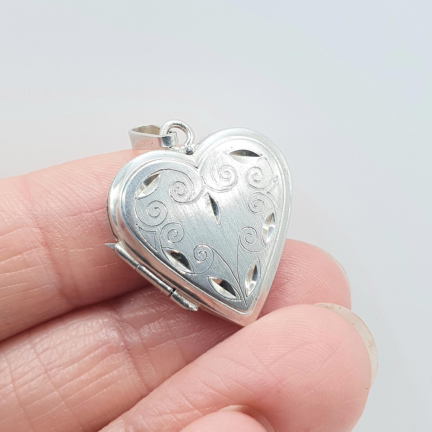 Vintage Sterling Silver Heart Locket Scroll Pattern Cute Picture Photo Pendant Necklace Womens Ladies Jewelry Jewellery