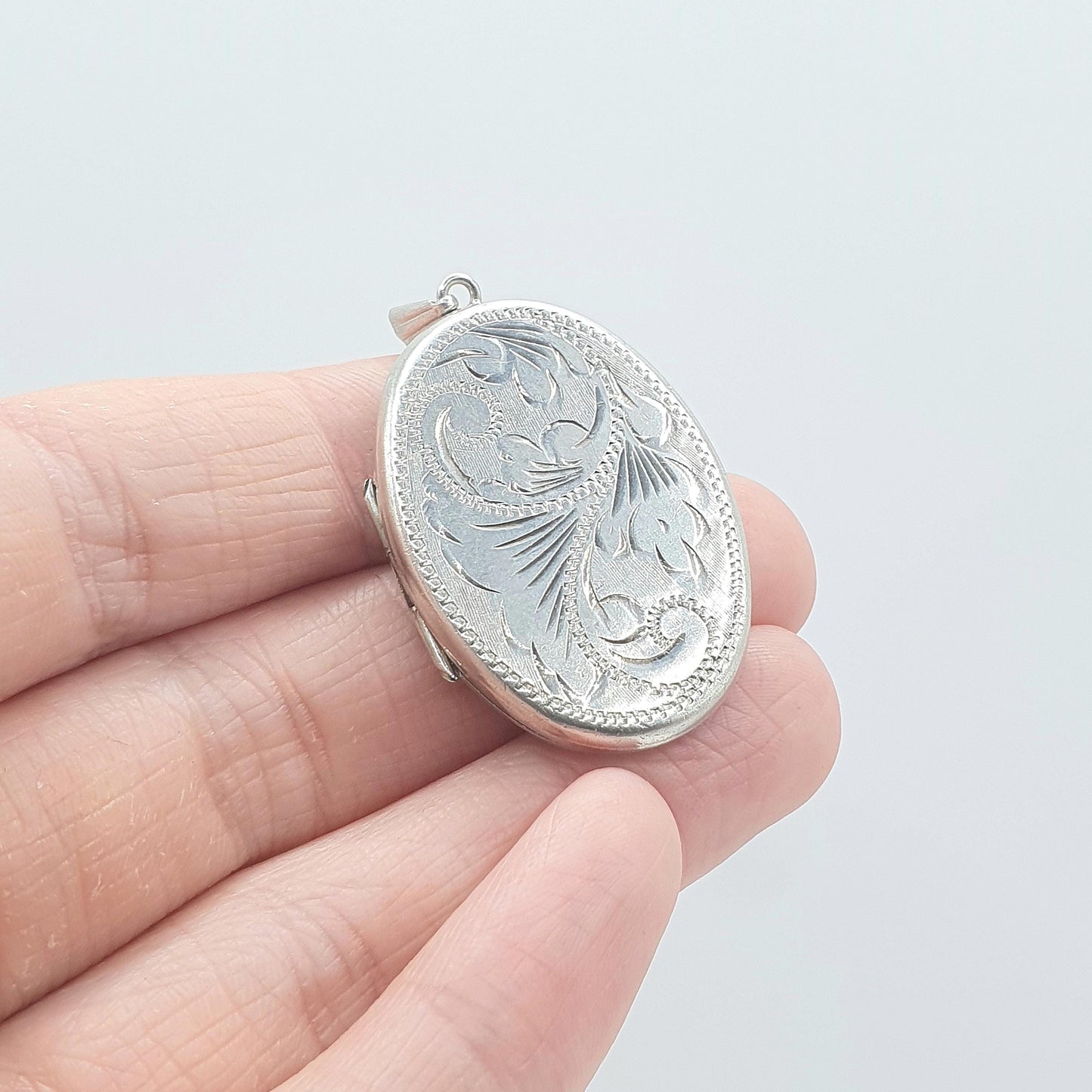 Vintage Sterling Silver Locket Oval Shape Engraved Front Large Necklace Pendant Jewelry Solid 925 Womens Photo Gift Jewellery