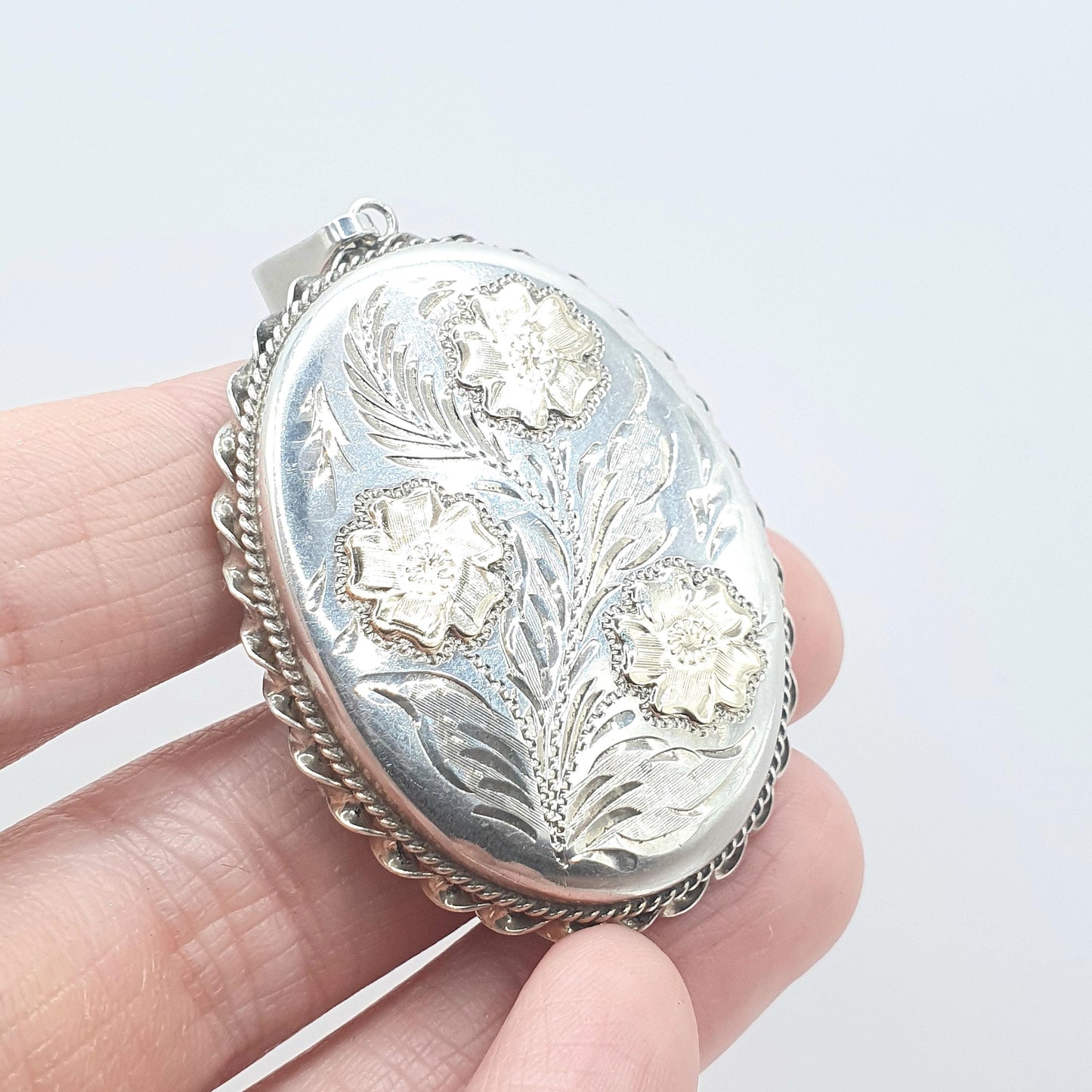 Vintage Sterling Silver Large Oval Locket Gold Highlight Flowers Rope Border Keepsake Gift Pendant Necklace Womens Unisex Jewelry Jewellery