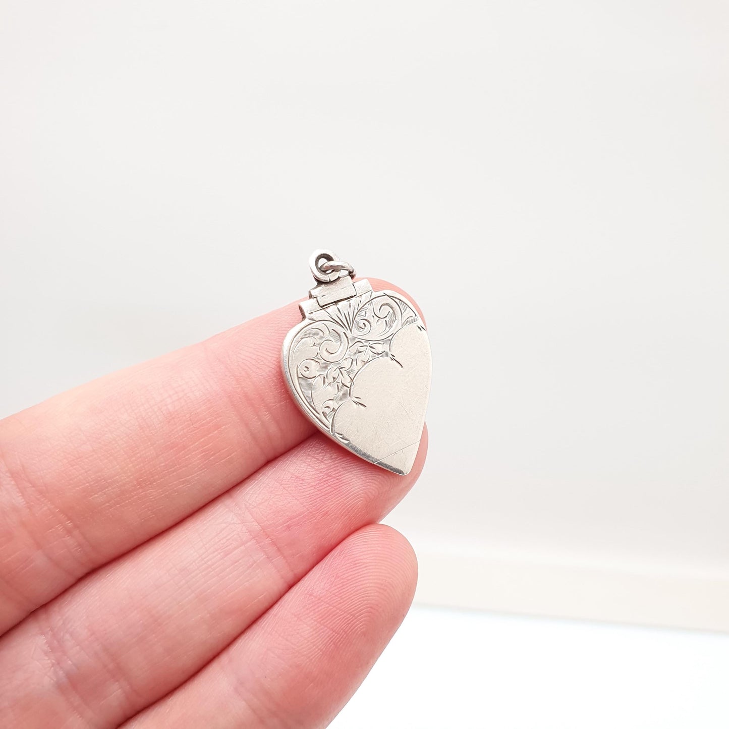 Antique Sterling Silver Locket Art Deco Heart Shape Geometric Pattern Arrow Necklace Pendant 1920s Picture Photo Jewelry Vintage Jewellery