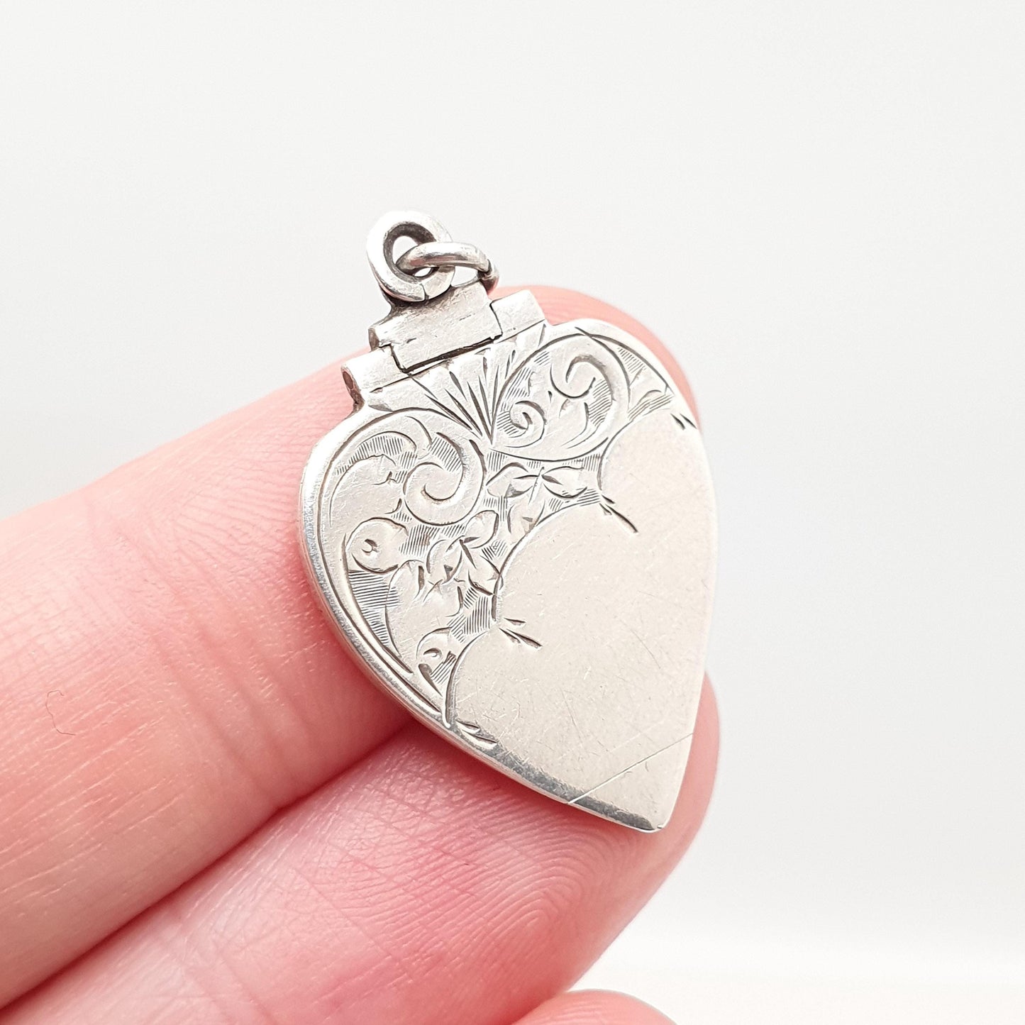 Antique Sterling Silver Locket Art Deco Heart Shape Geometric Pattern Arrow Necklace Pendant 1920s Picture Photo Jewelry Vintage Jewellery