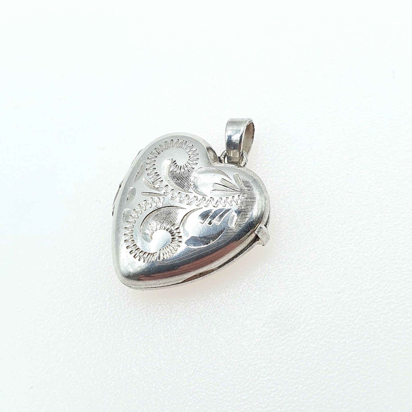 Vintage Sterling Silver Heart Locket Engraved Front Small Picture Photo Pendant Necklace Unisex Jewelry Vintage Jewellery