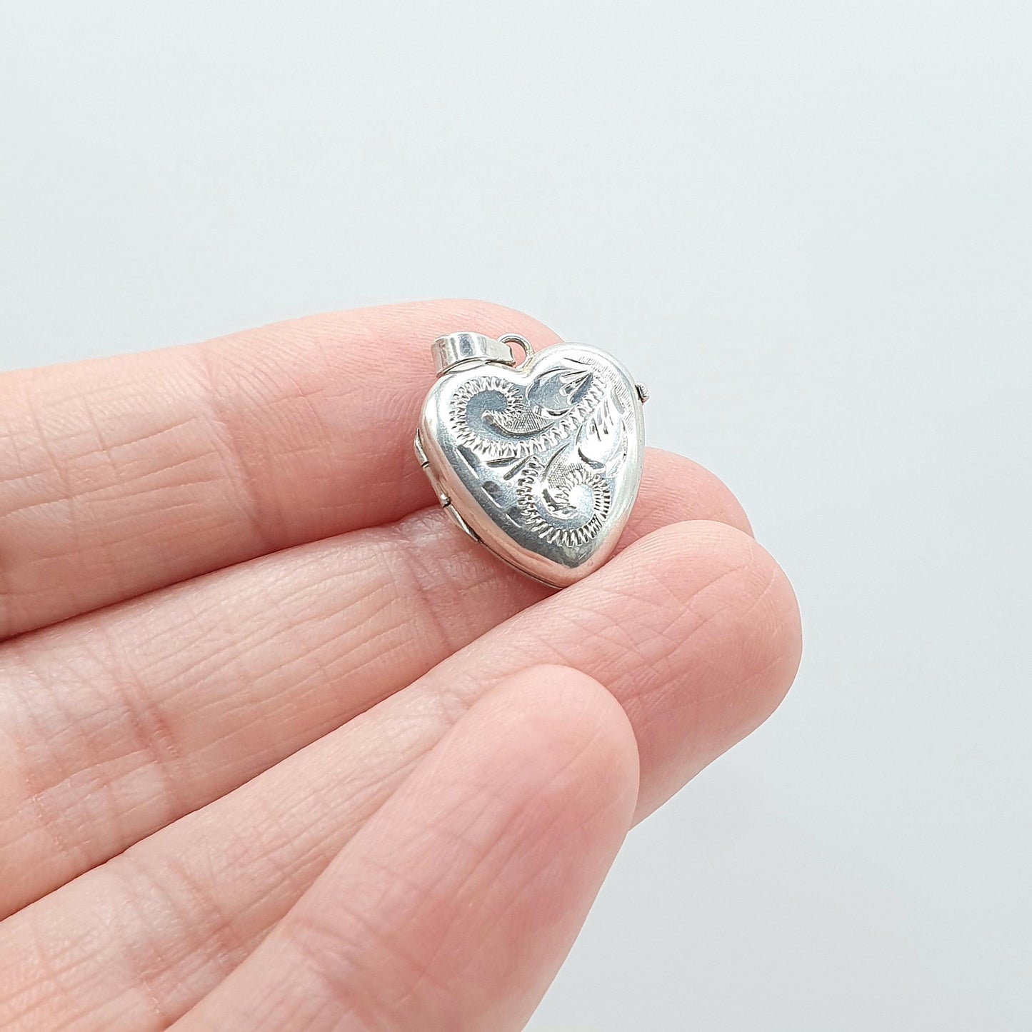Vintage Sterling Silver Heart Locket Engraved Front Small Picture Photo Pendant Necklace Unisex Jewelry Vintage Jewellery