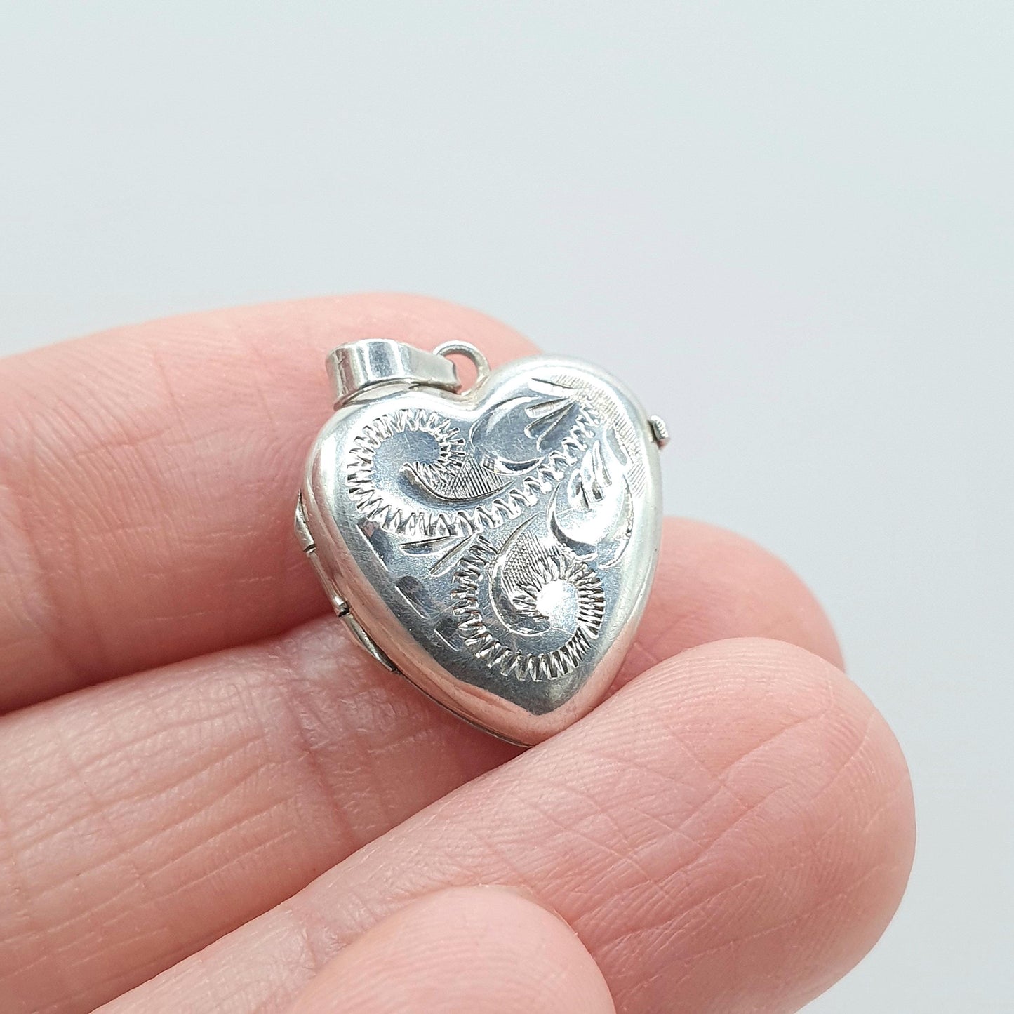 Vintage Sterling Silver Heart Locket Engraved Front Small Picture Photo Pendant Necklace Unisex Jewelry Vintage Jewellery