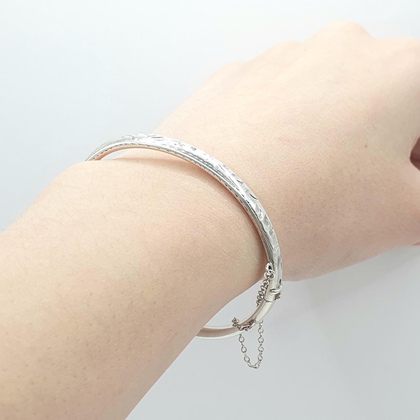 Vintage Sterling Silver Snap Bangle Bracelet Engraved Front 8.17g Solid 925 Ladies Womens Jewelry Retro Jewellery