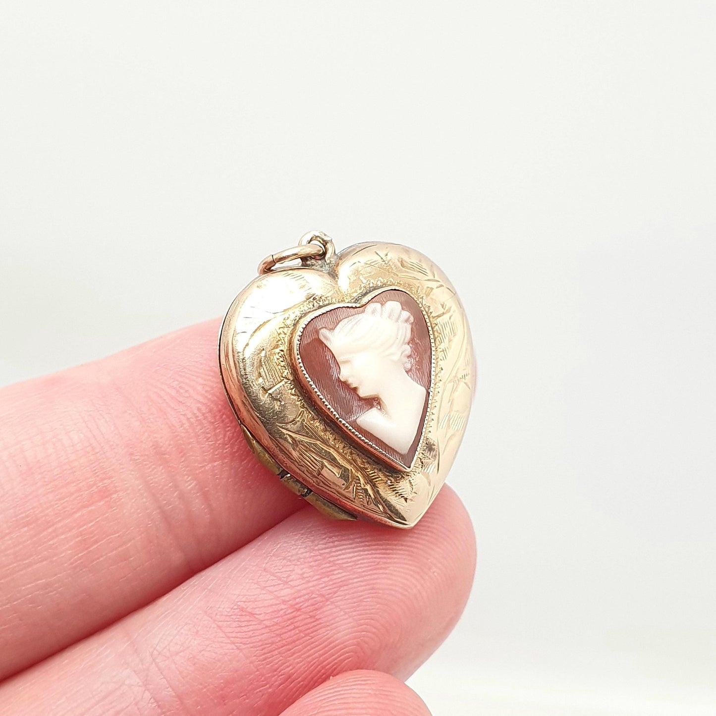 Antique 9ct 9k Gold Cameo Heart Locket Back & Front Hand Carved Shell Engraved Vintage Necklace Photo Pendant Jewelry Jewellery