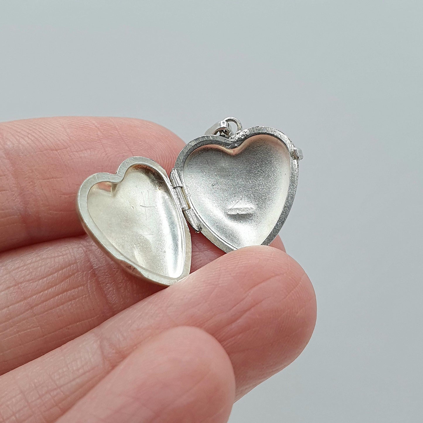 Vintage Sterling Silver Heart Locket Engraved Front Small Picture Photo Pendant Necklace Unisex Jewelry Vintage Jewellery