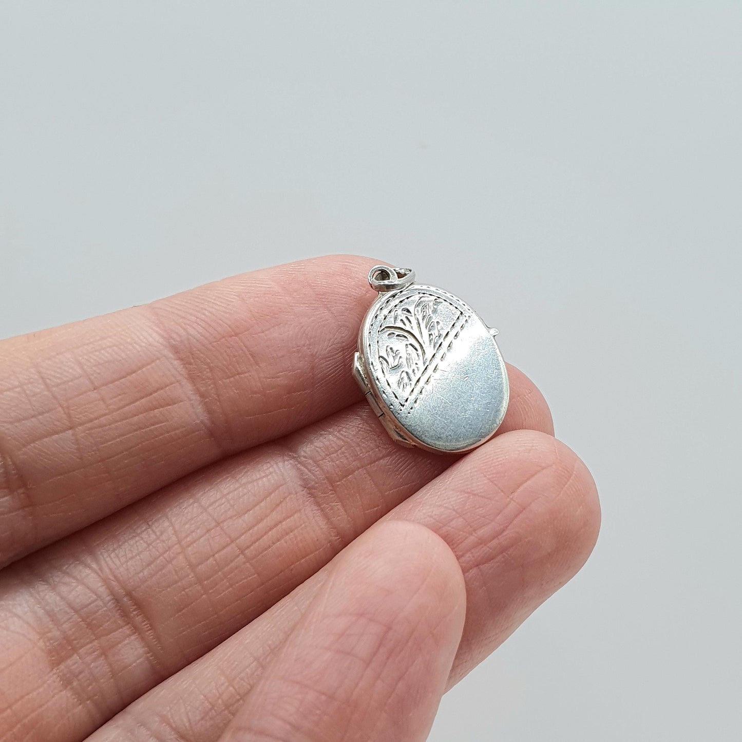 Vintage Sterling Silver Oval Locket Engraved Front Small Necklace Pendant Womens Mens Unisex Jewellery Jewelry