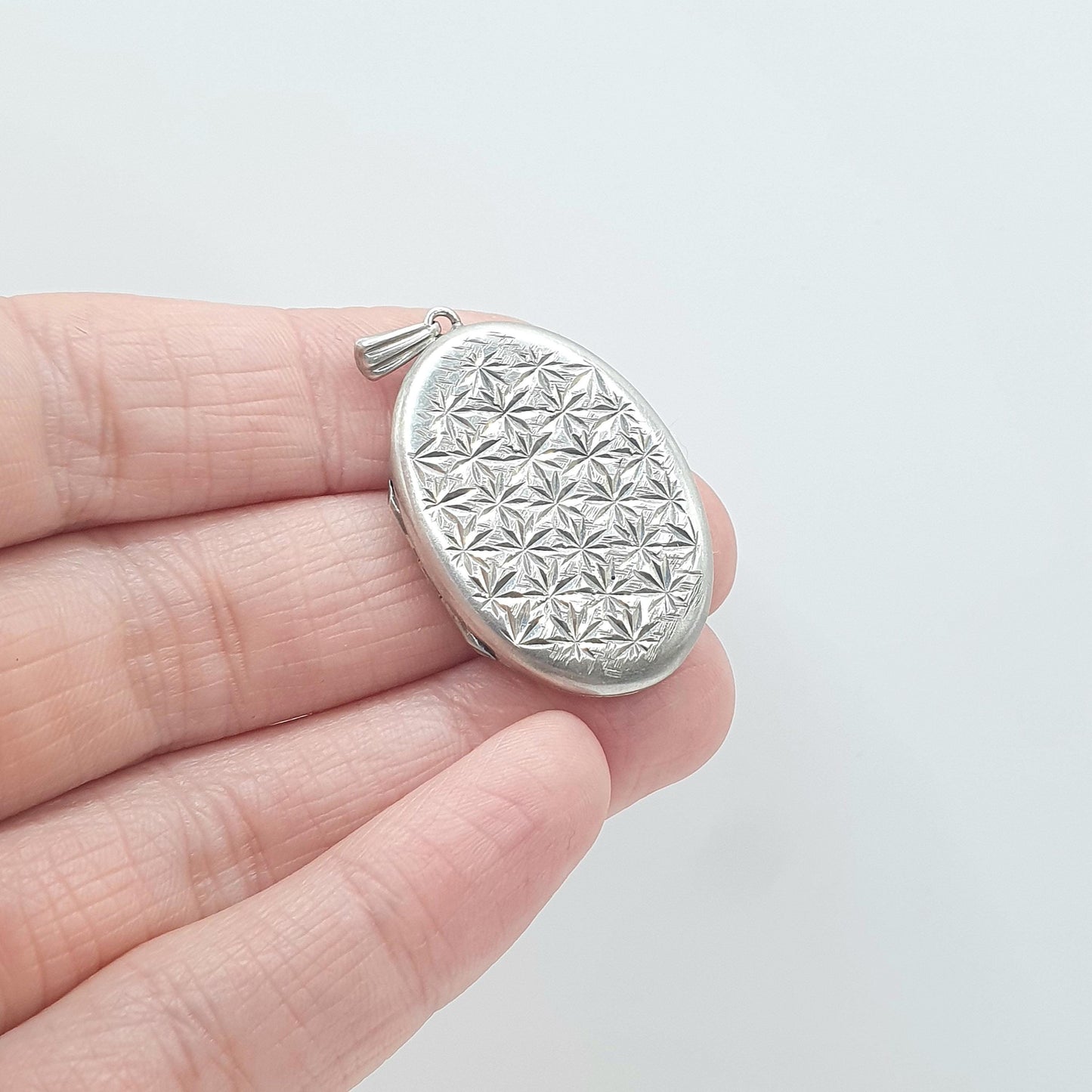 Vintage Sterling Silver Star Engraved Locket Oval Celestial Stars Night Picture Photo Pendant Necklace Unisex Jewelry Vintage Jewellery