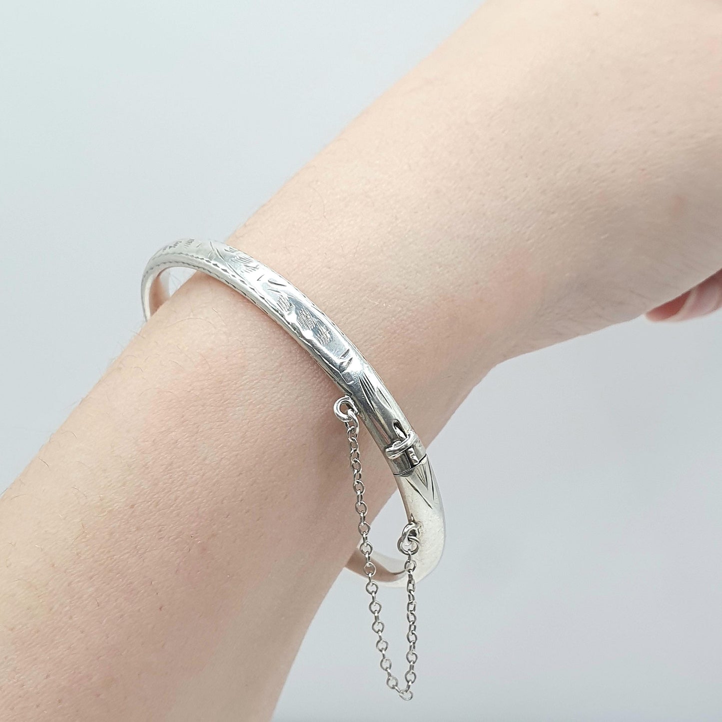 Vintage Sterling Silver Snap Bangle Bracelet Engraved Front 8.17g Solid 925 Ladies Womens Jewelry Retro Jewellery