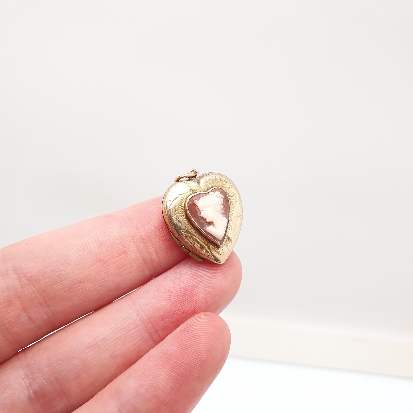 Antique 9ct 9k Gold Cameo Heart Locket Back & Front Hand Carved Shell Engraved Vintage Necklace Photo Pendant Jewelry Jewellery