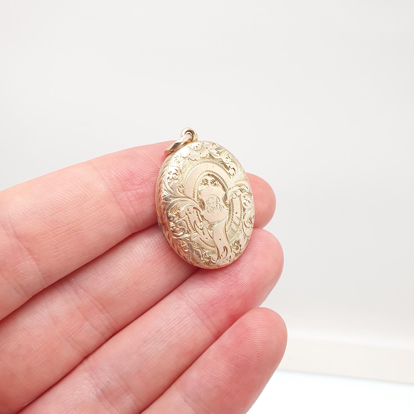 Antique Victorian Solid 9ct Gold Locket Large Oval Pendant Necklace Engraved Fine Estate 375 9k Photo Vintage Jewelry Jewellery