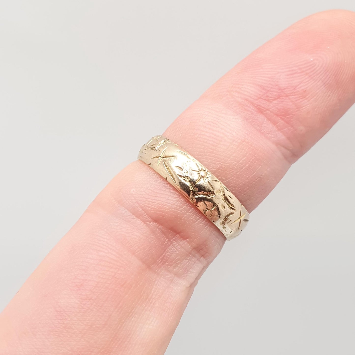 Vintage 9ct 9k Gold Band Ring Star and Sun Style Pattern Wide Stacking Stacker 1971 Hallmarked Solid 375 Womens Jewelry Jewellery
