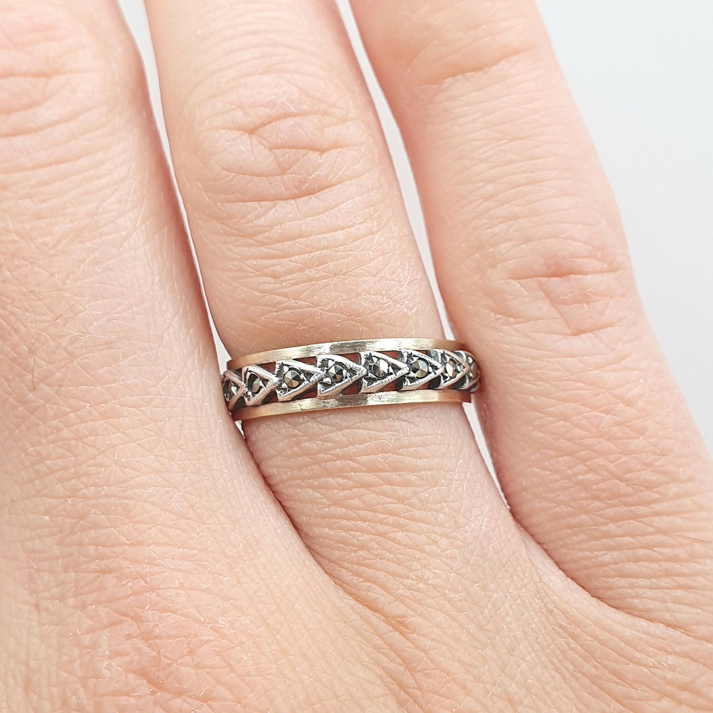 Antique Art Deco 9ct Gold & Solid Silver Marcasite Eternity Ring Triangle Arrow Pattern 1920s Womens Jewelry Jewellery UK N US 6.75