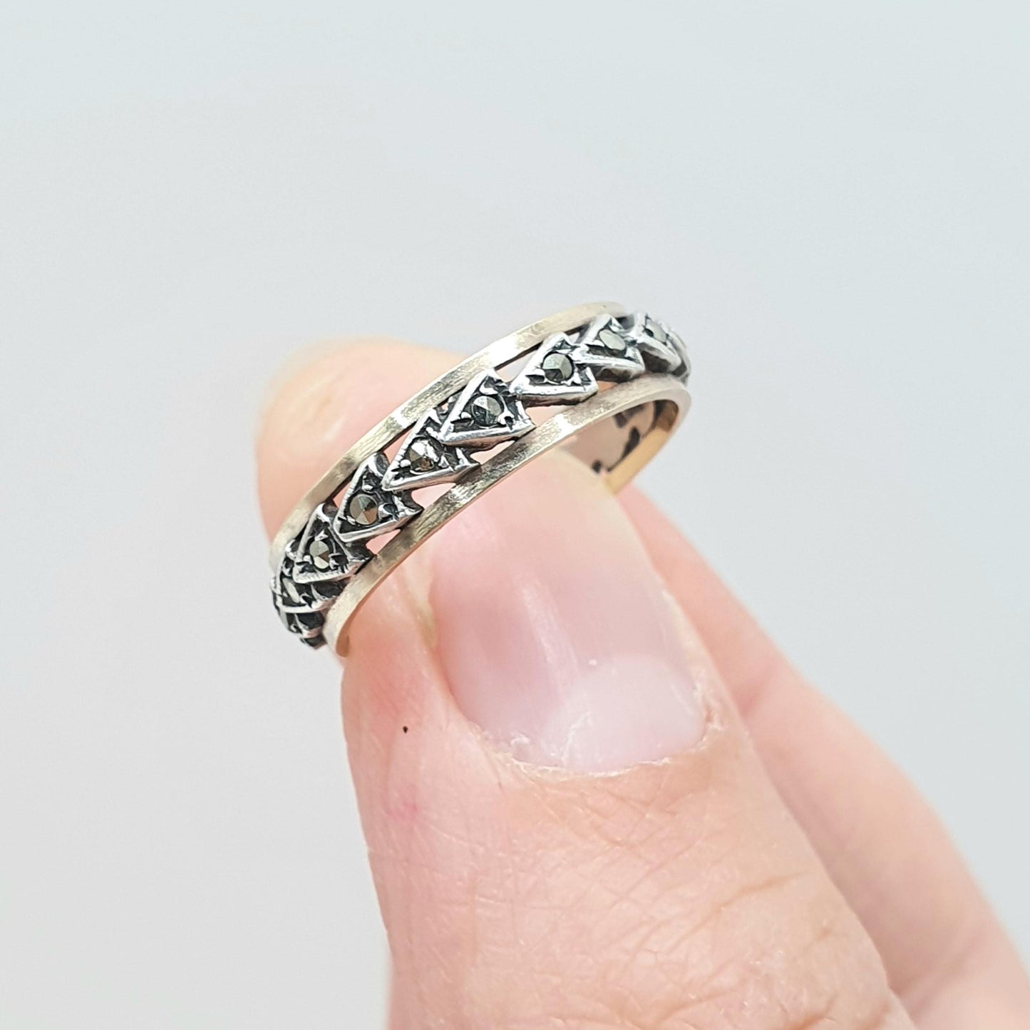 Antique Art Deco 9ct Gold & Solid Silver Marcasite Eternity Ring Triangle Arrow Pattern 1920s Womens Jewelry Jewellery UK N US 6.75