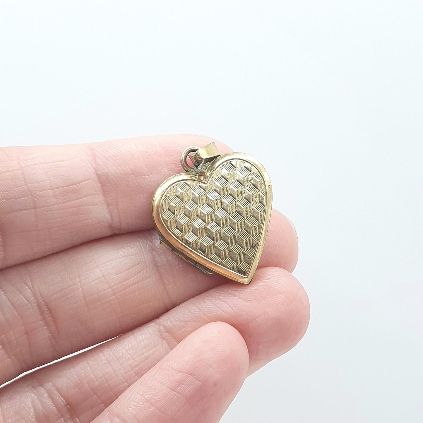 Vintage Rolled Gold Heart Locket Pendant Necklace Cube Geometric Pattern Photo Gold Filled Womens Jewellery Jewelry