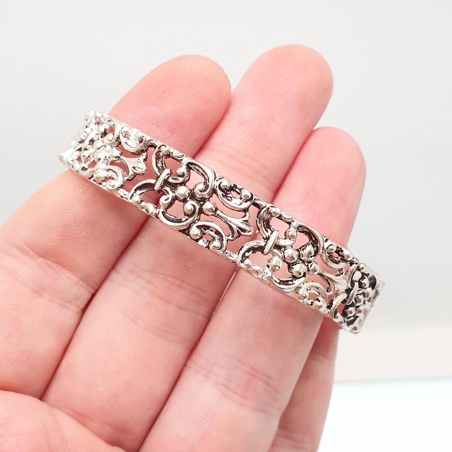 Antique Victorian Solid Silver Fleur De Lis Snap Bracelet Bangle Pierced Pattern Art Nouveau 22.69g Vintage Womens