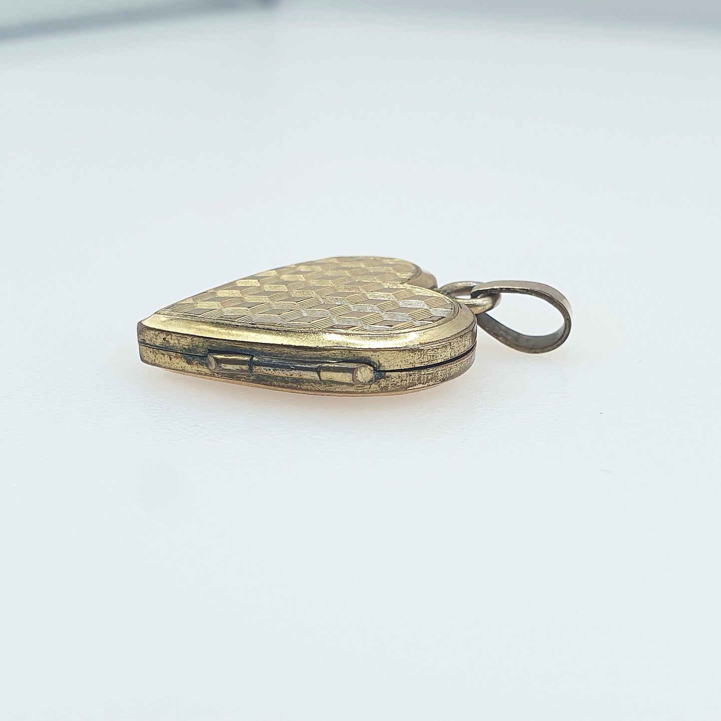 Vintage Rolled Gold Heart Locket Pendant Necklace Cube Geometric Pattern Photo Gold Filled Womens Jewellery Jewelry
