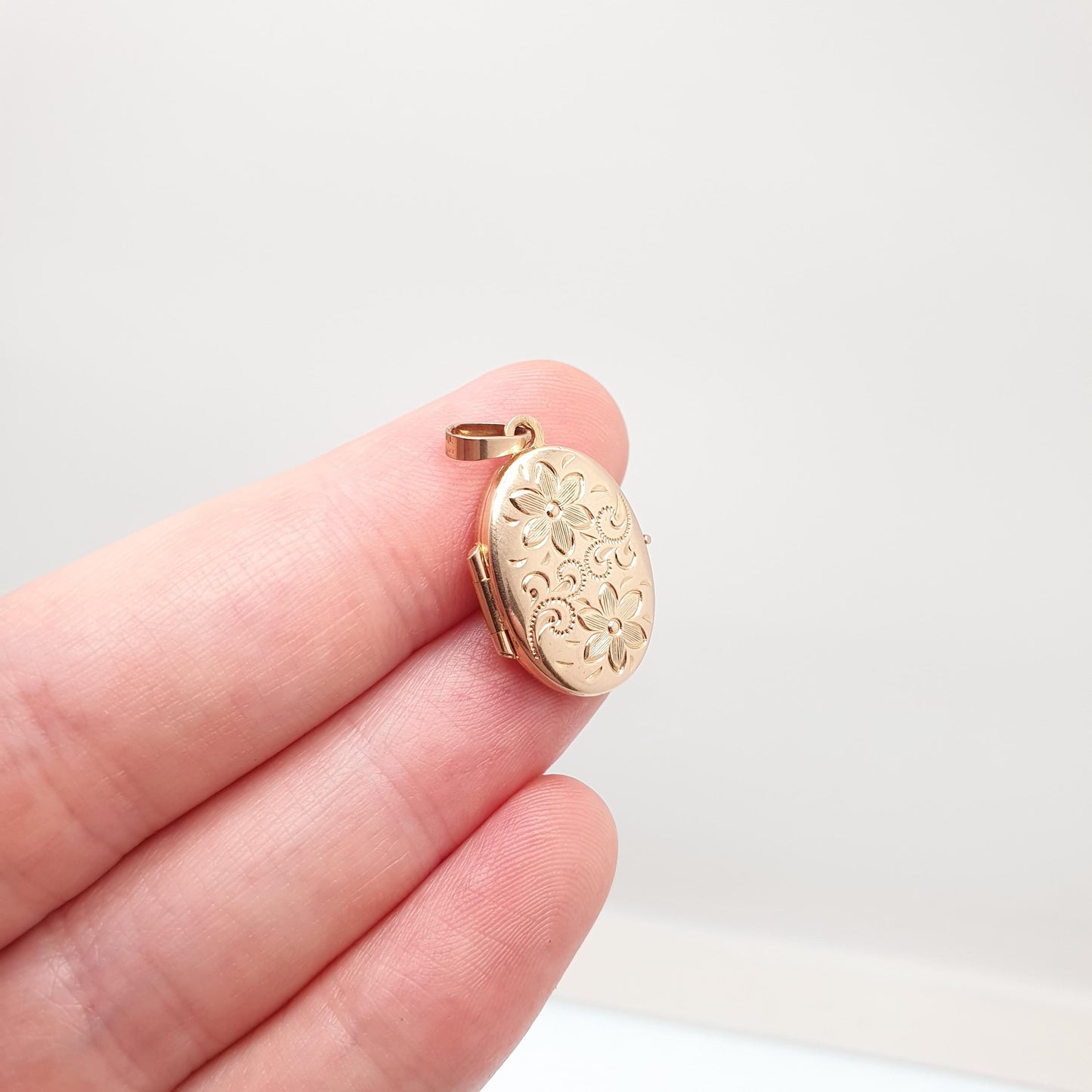 Vintage Solid 9ct 9k Gold Locket Oval All 9kt Flower Engraved Necklace Photo Picture Pendant