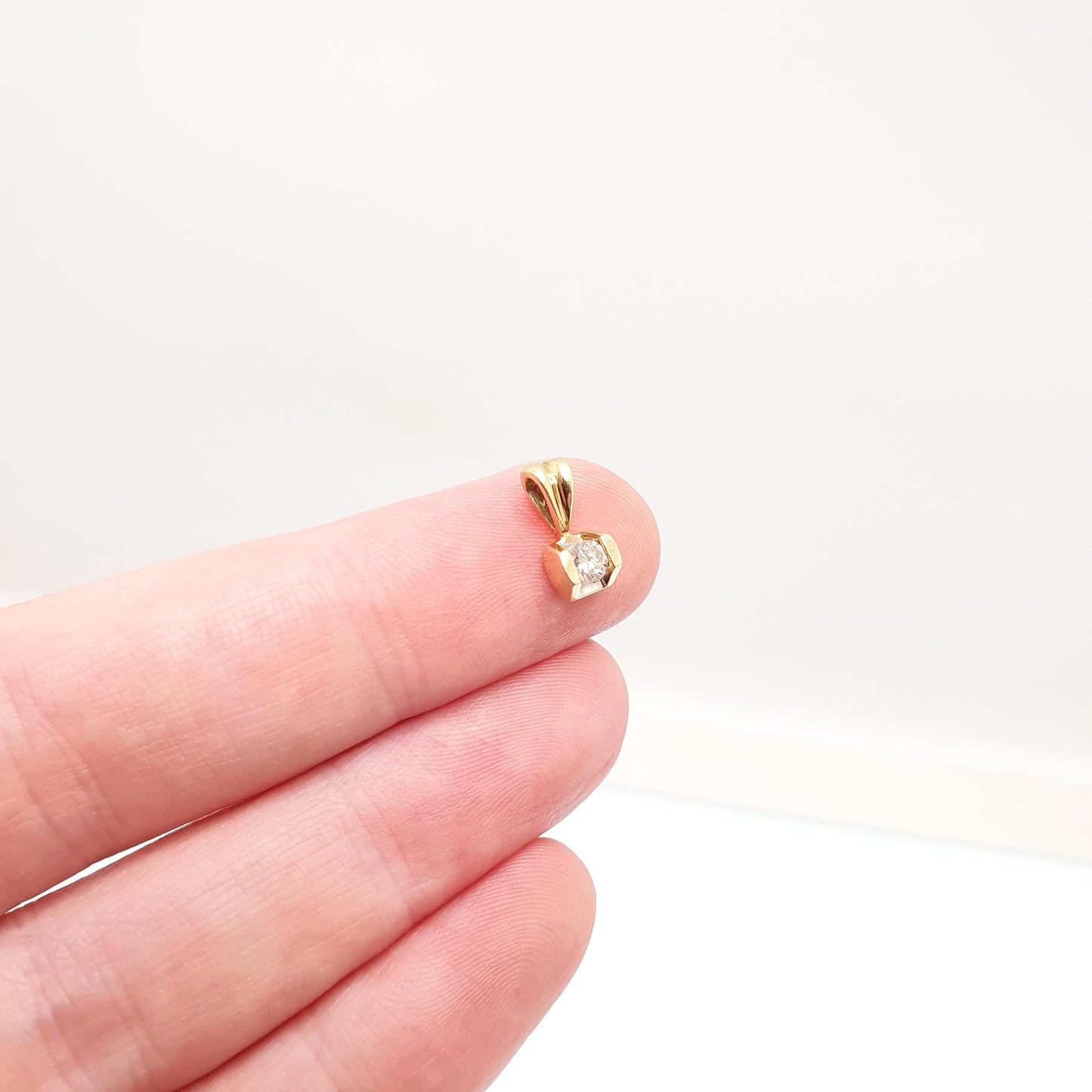 Vintage 18ct Gold Diamond Pendant 0.15ct Necklace Solid 750 18k Solitaire Small Brilliant Cut Natural Gemstone