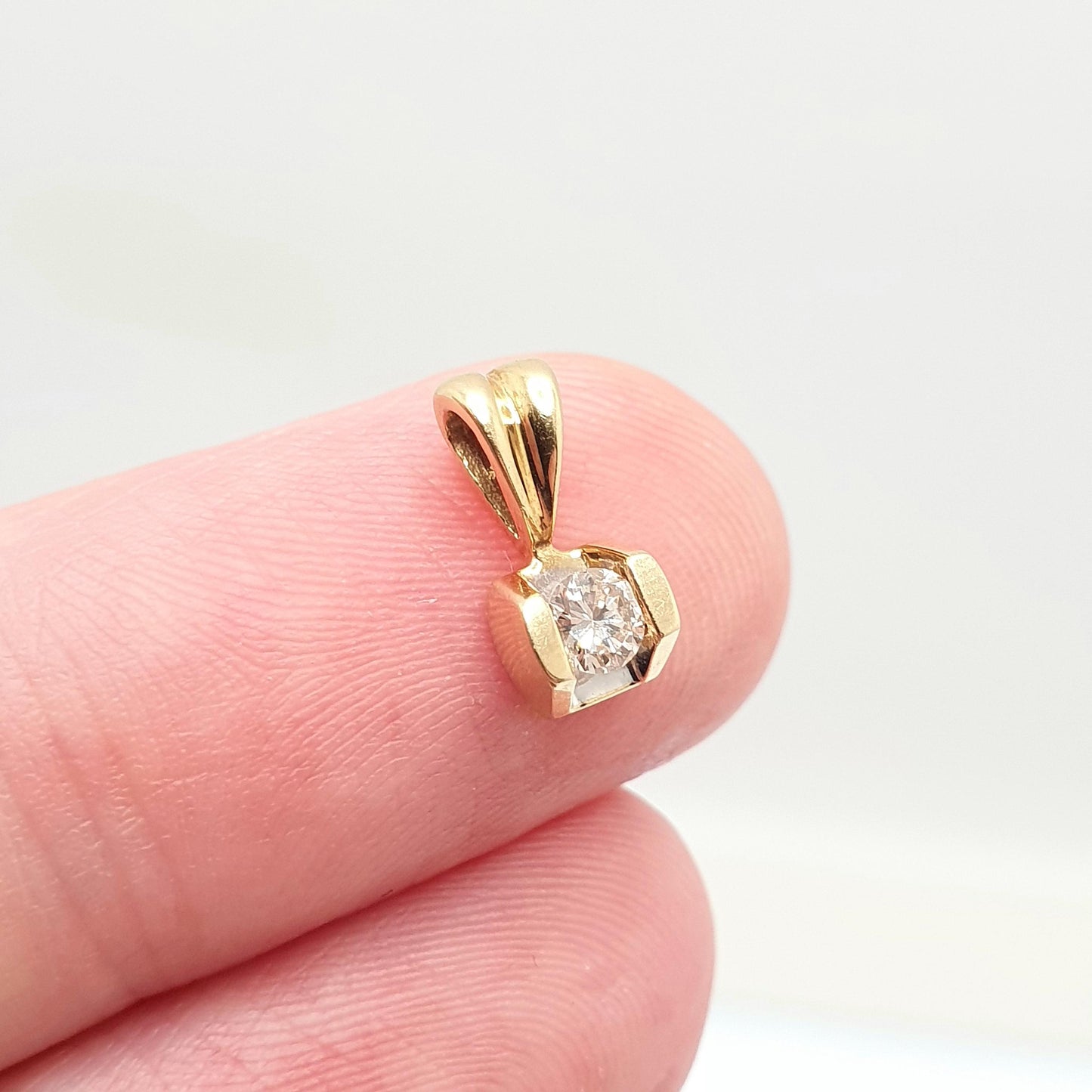Vintage 18ct Gold Diamond Pendant 0.15ct Necklace Solid 750 18k Solitaire Small Brilliant Cut Natural Gemstone