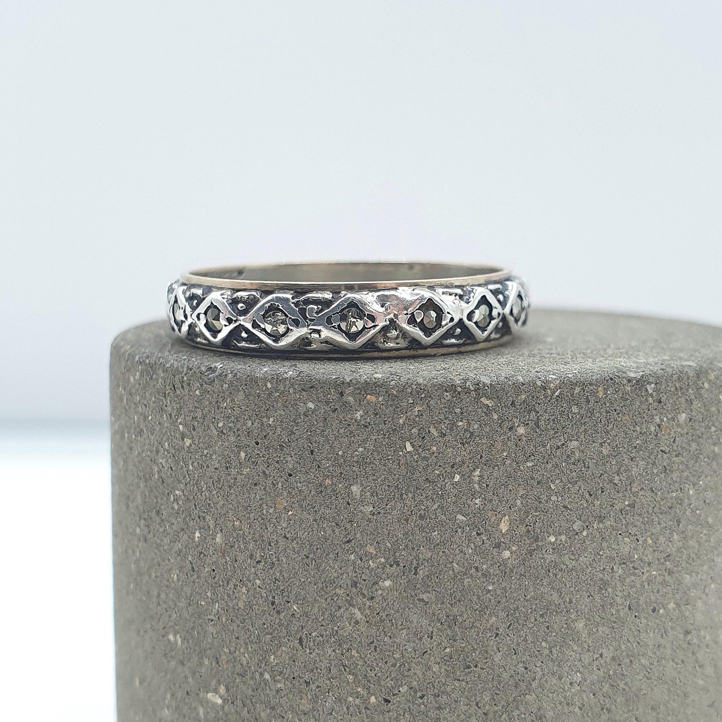 Antique 9ct Gold & Solid Silver Marcasite Eternity Ring Kite Pattern Gift Love Womens Mens Jewellery Jewelry UK O.5 or US 7.5