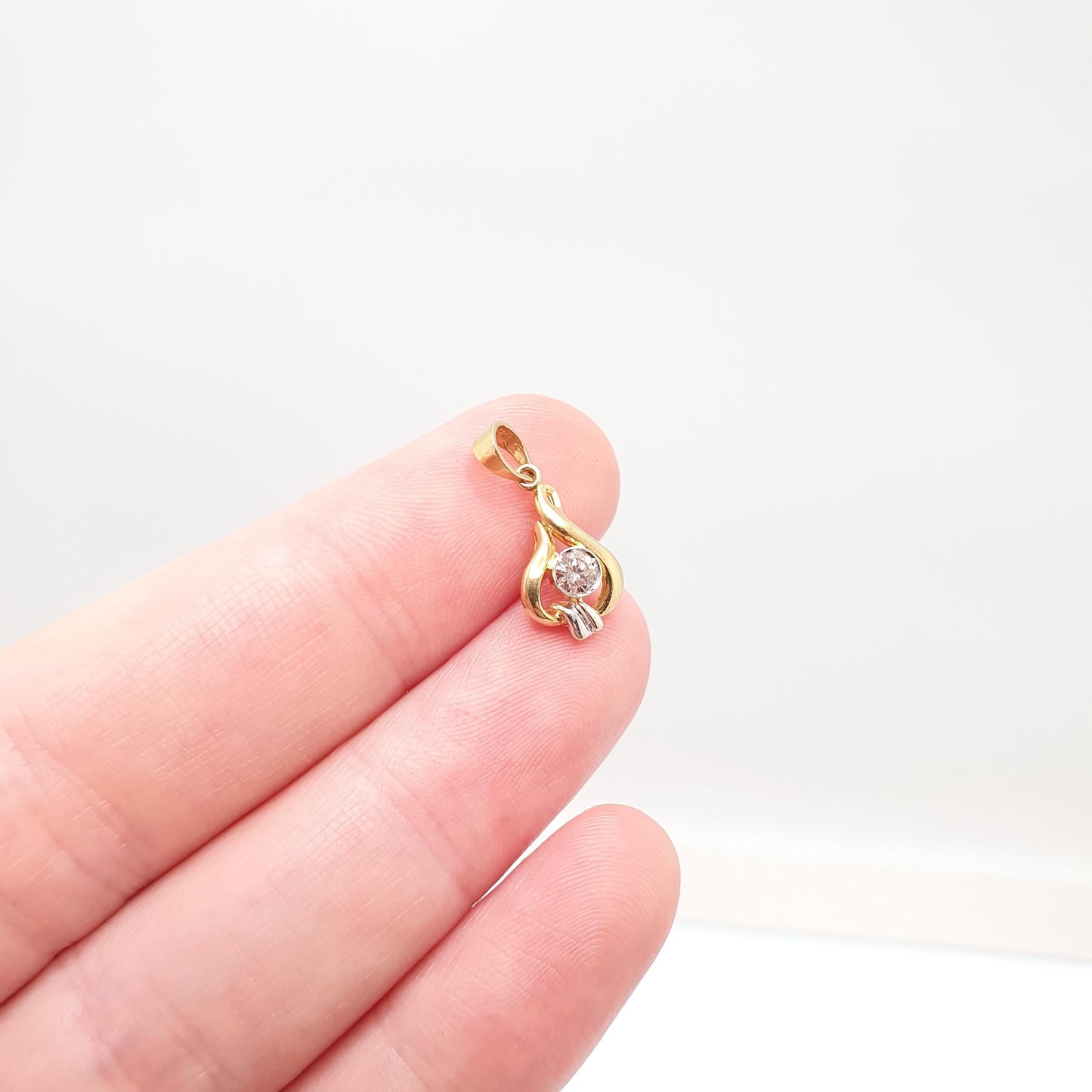 Vintage 18ct 18k Gold Diamond Pendant 0.15ct Necklace Solid 750 Natural Solitaire Brilliant Cut Figure 8